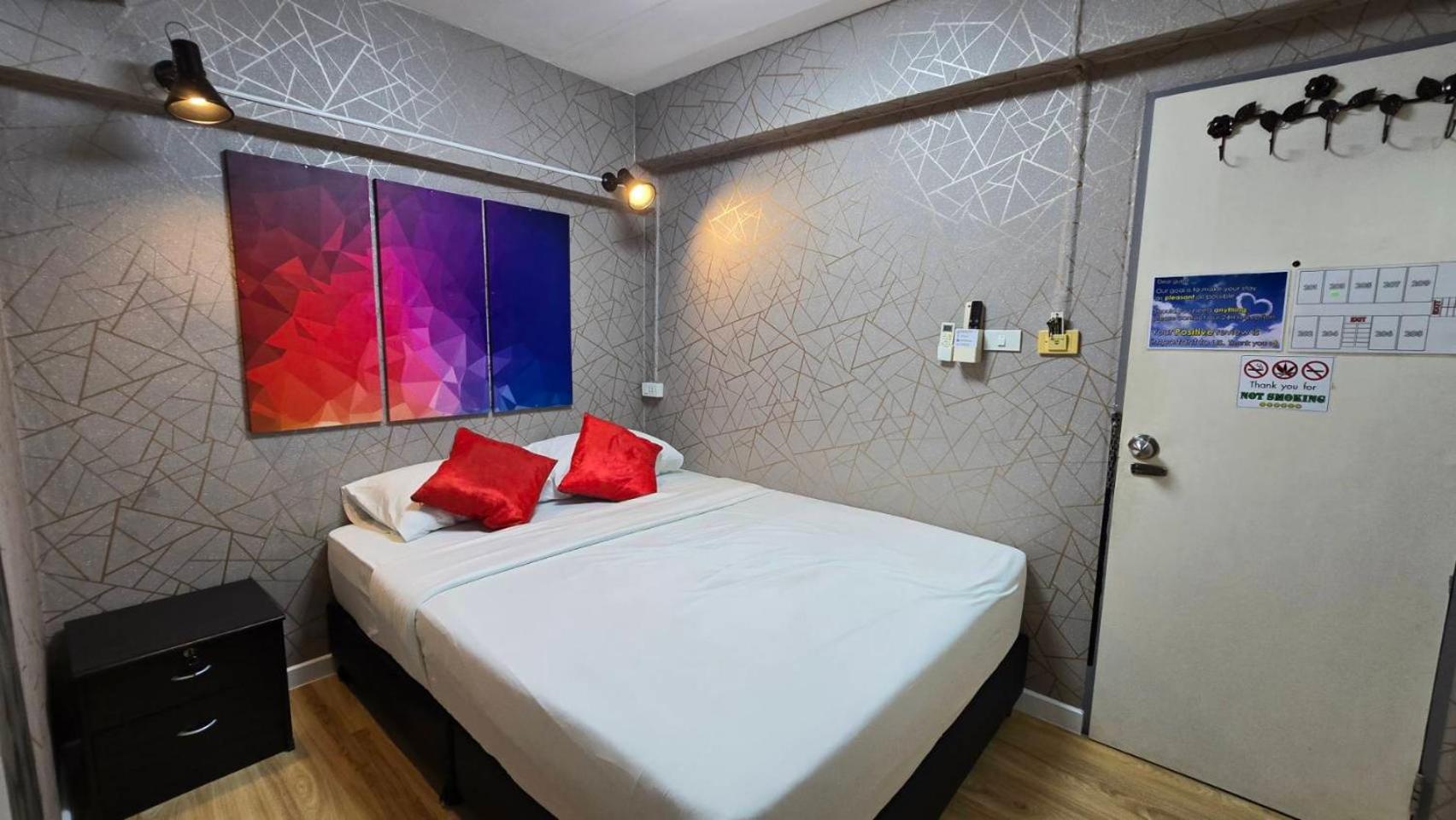Queen Room photo 2