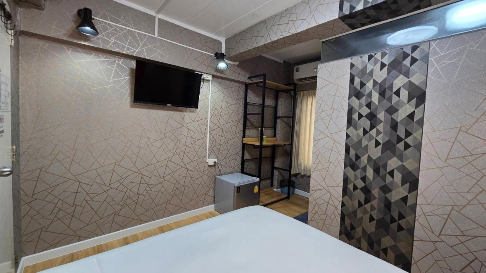 Queen Room thumbnail 6