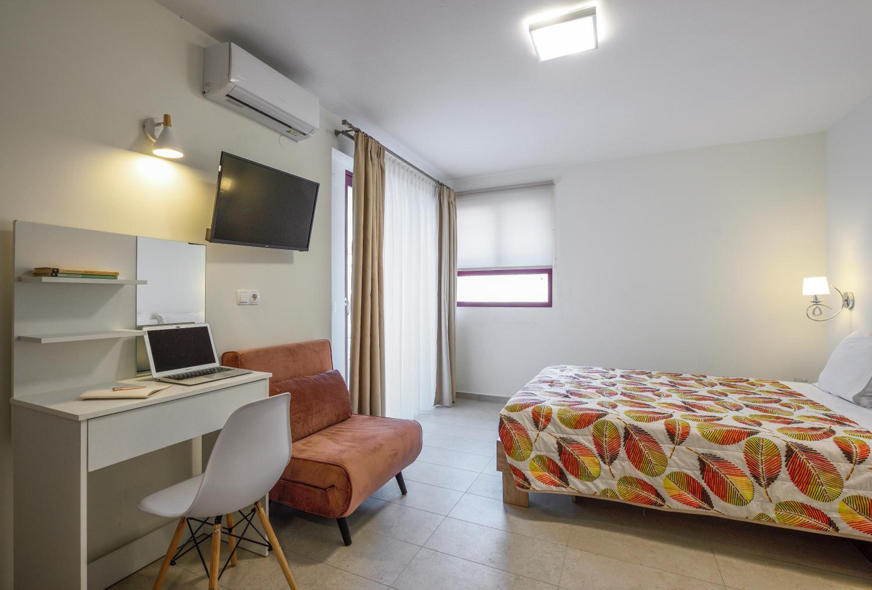 Budget Double Room Semi-basement photo 2