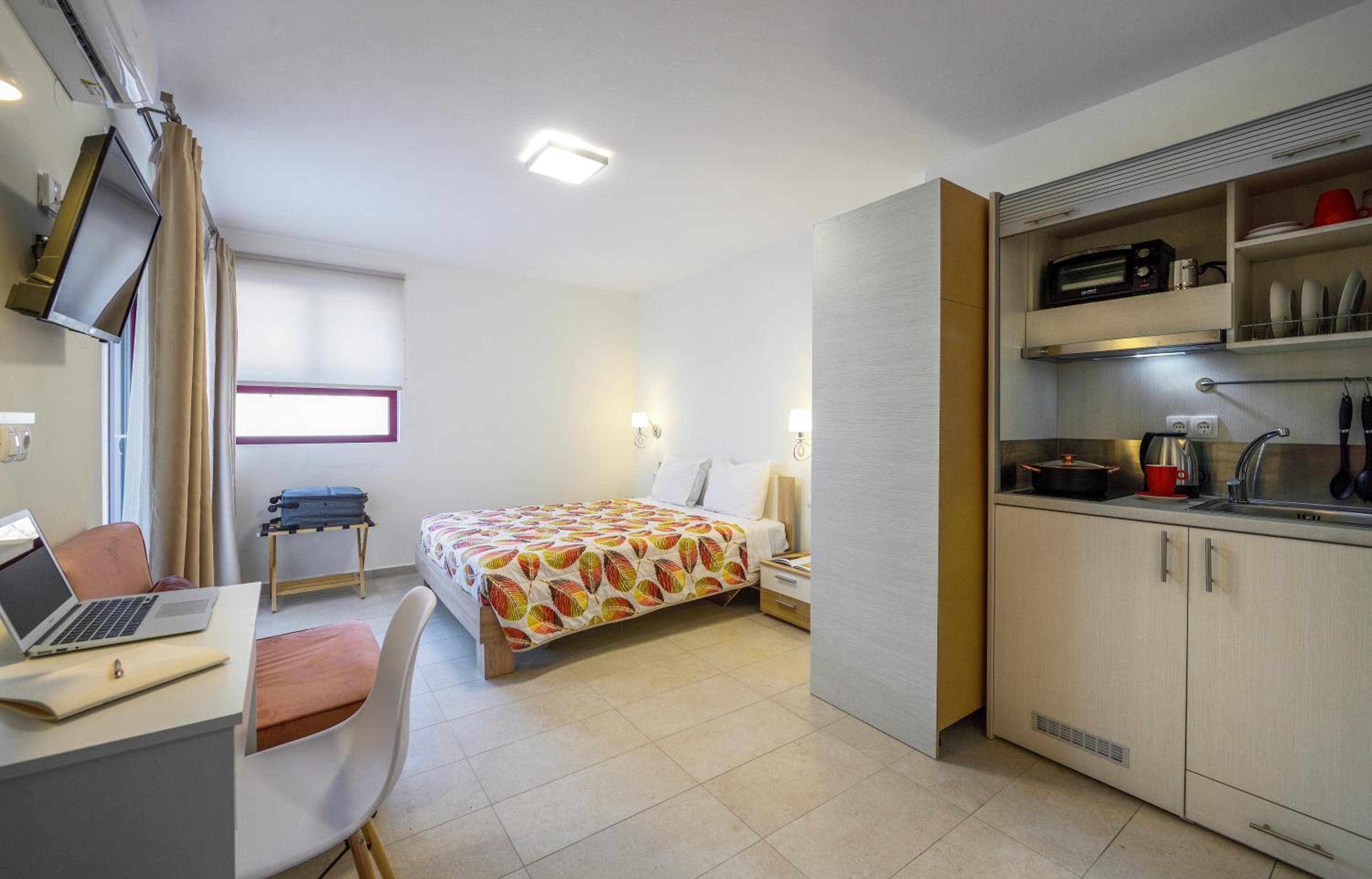 Budget Double Room Semi-basement photo 1