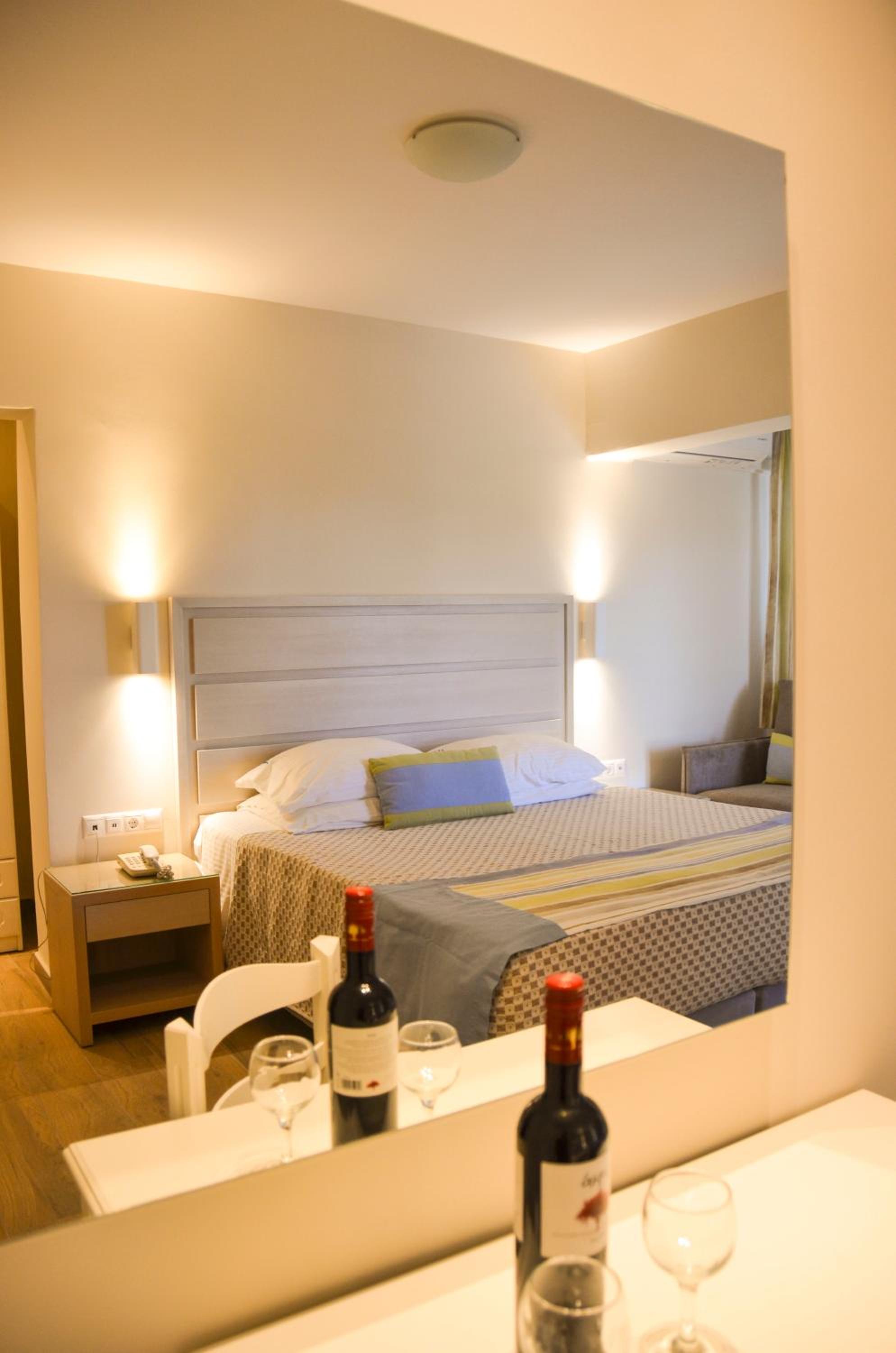 Premium Triple Partial sea view