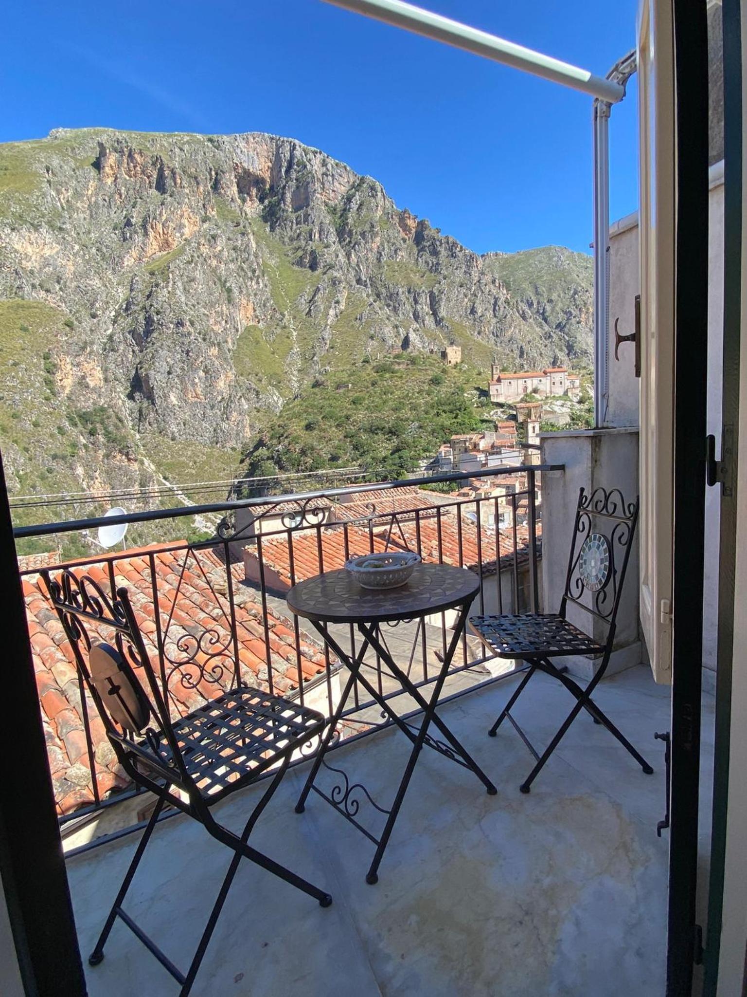 Two-Bedroom Apartment with Mountain View photo 3