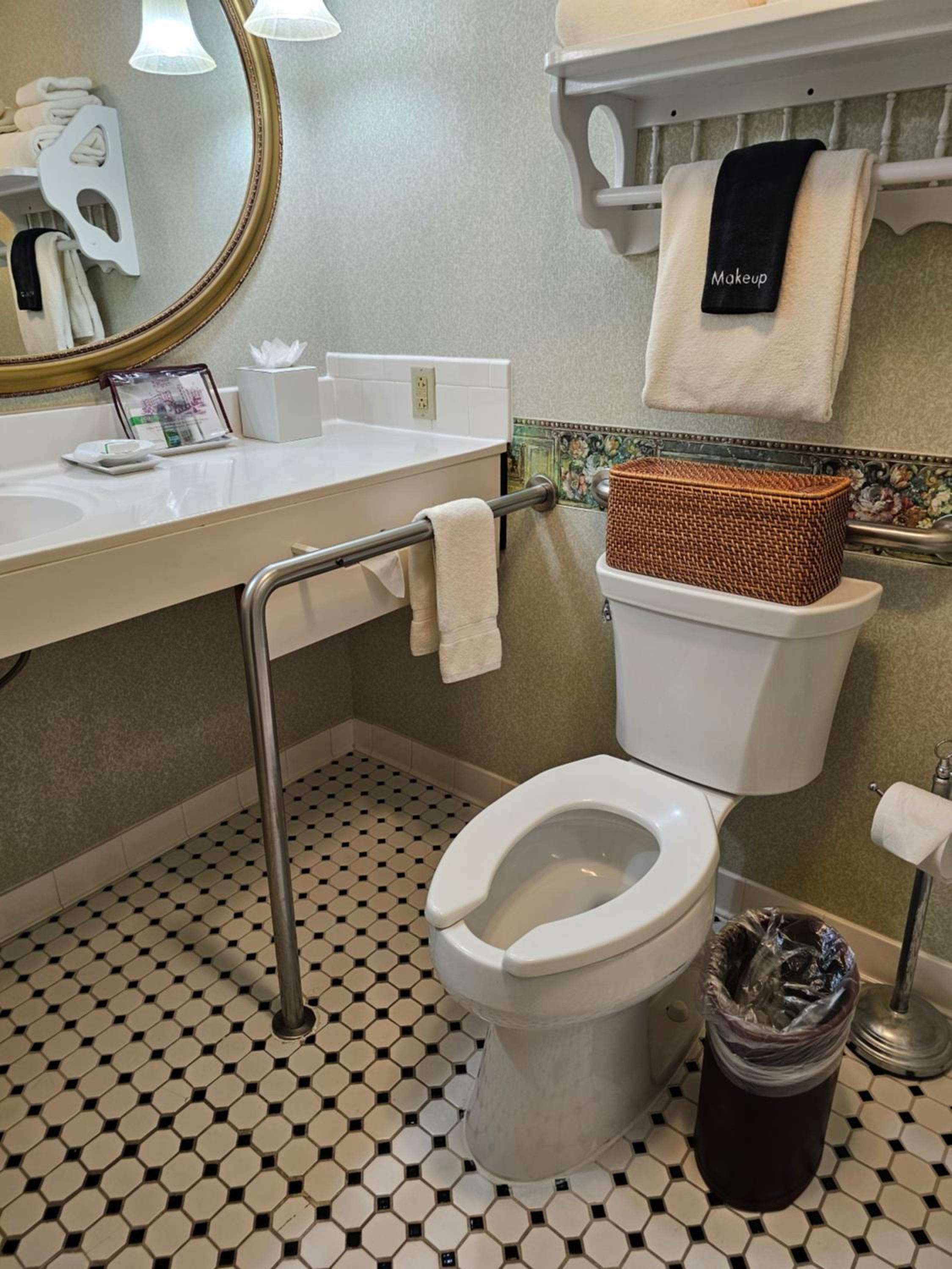 Concierge Standard Room with Two Double Beds, Disability Access - Adult Level photo 3