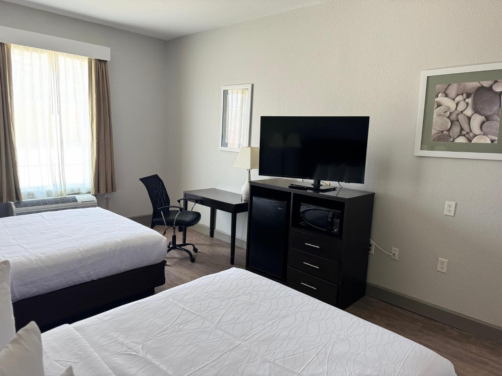 Queen Room with Two Queen Beds - Non-Smoking - Photo 4