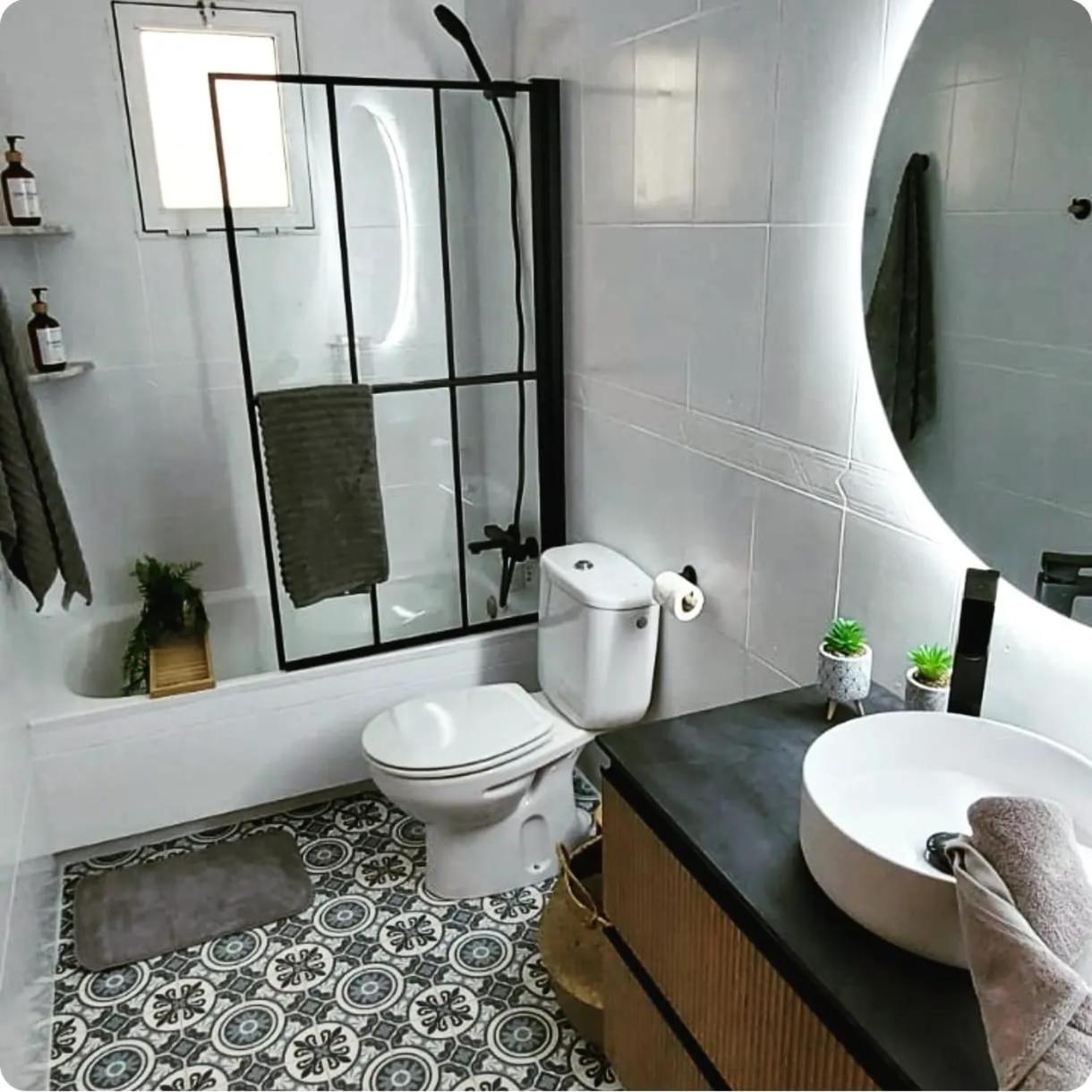 One-Bedroom Apartment with Balcony and Sea View photo 3