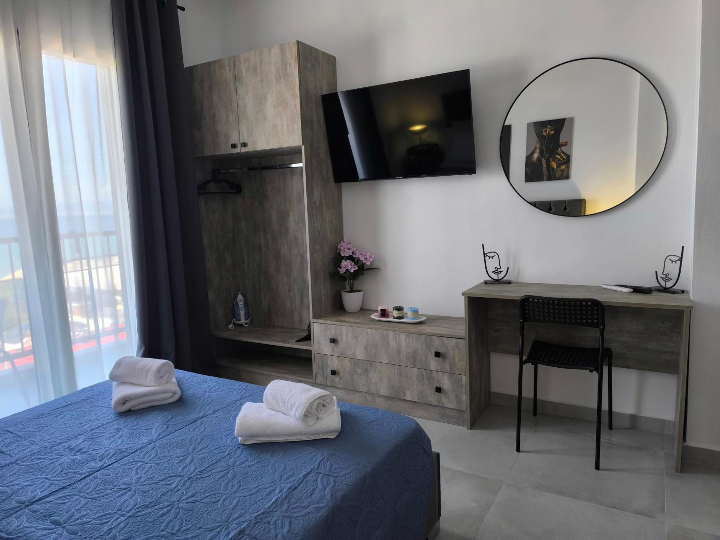 Deluxe Double Room with Balcony and Sea View photo 3
