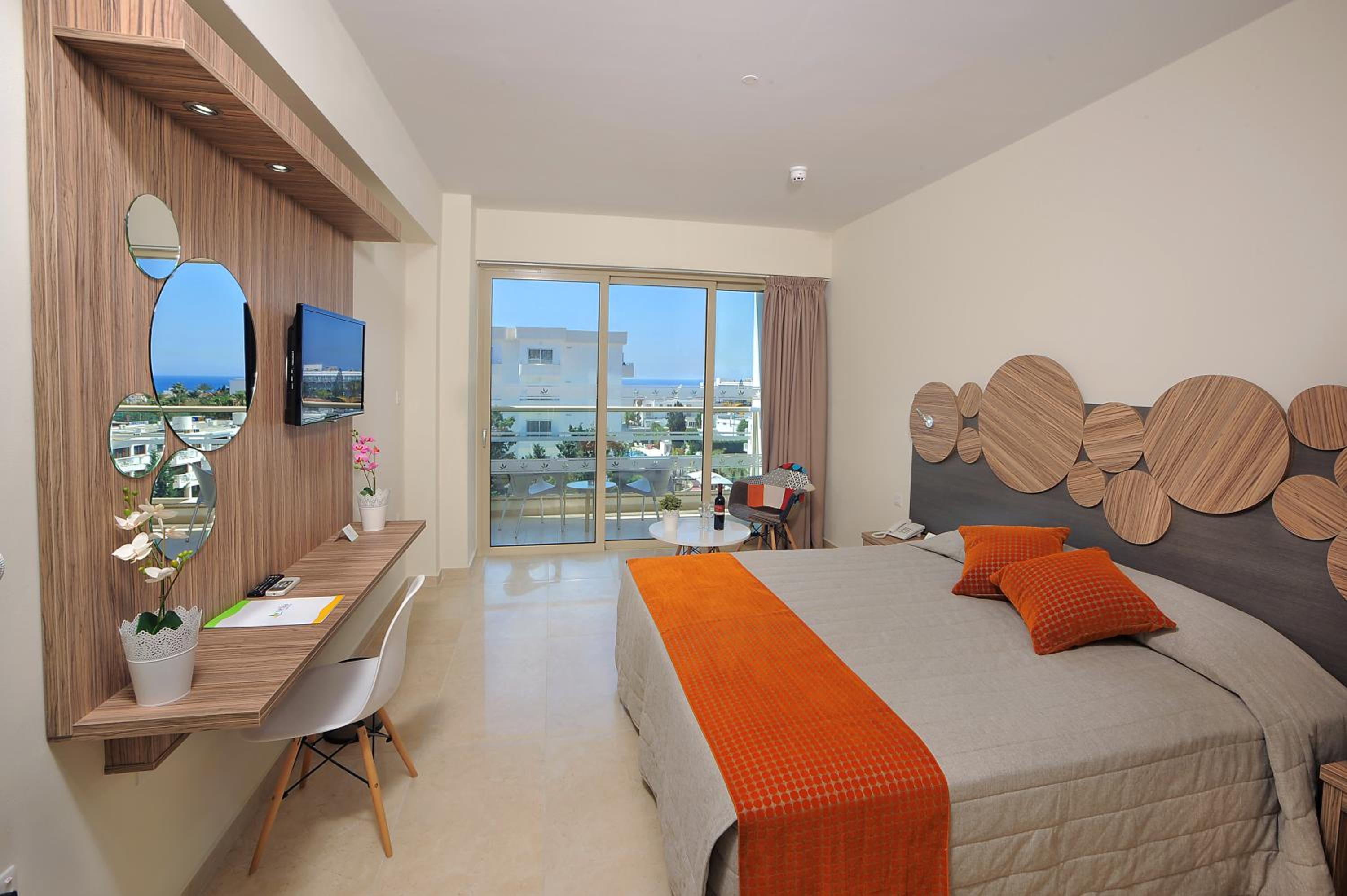 Double or Twin Room with Sea View (2 Adults + 1 Child) photo 2