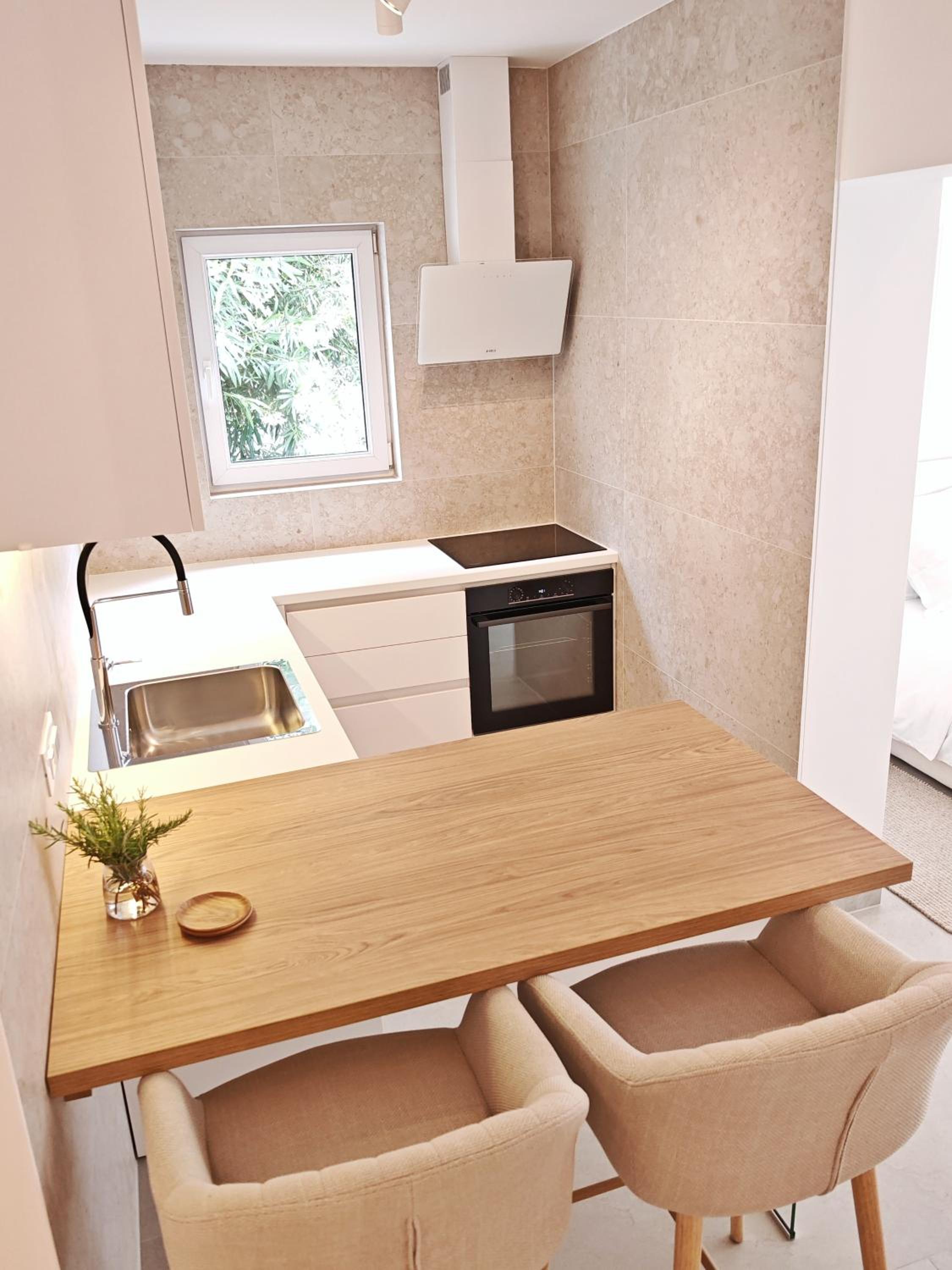 One-Bedroom Apartment with Balcony and Sea View photo 3