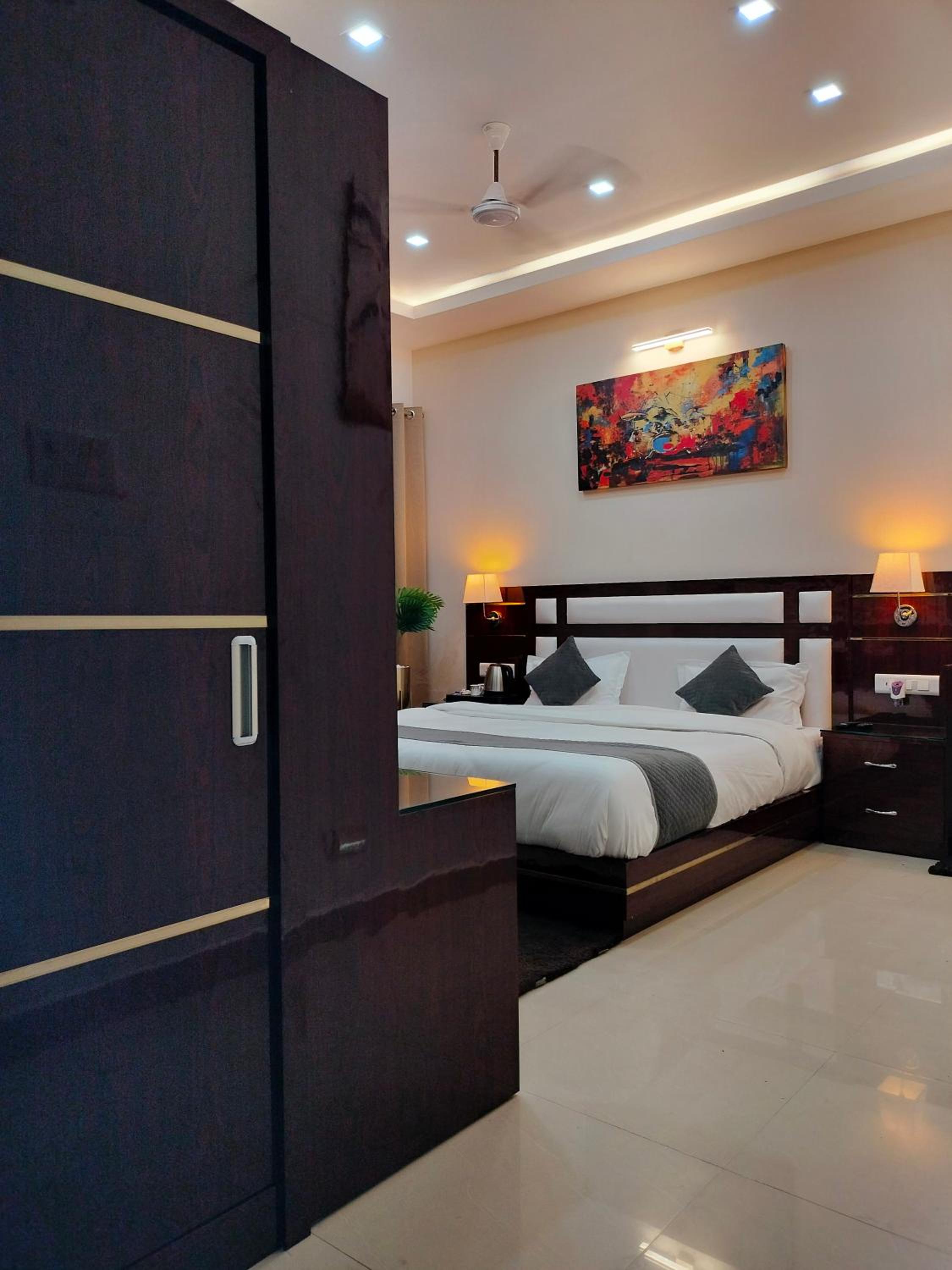 Superior King Room - Photo 25