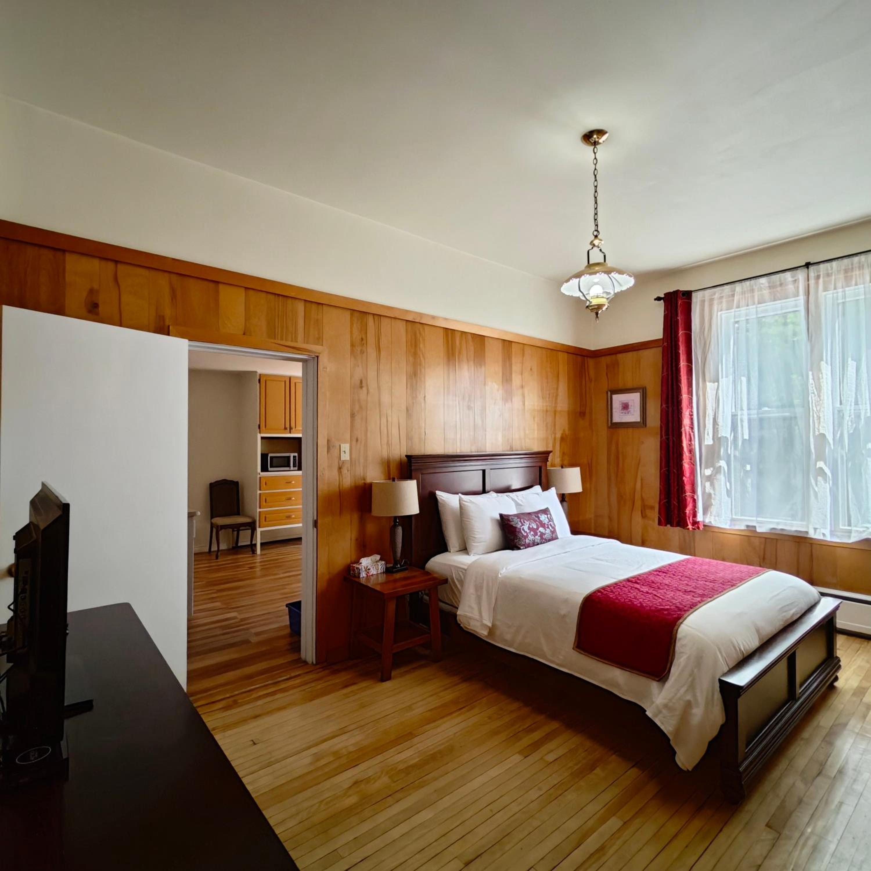 Queen Room photo 2