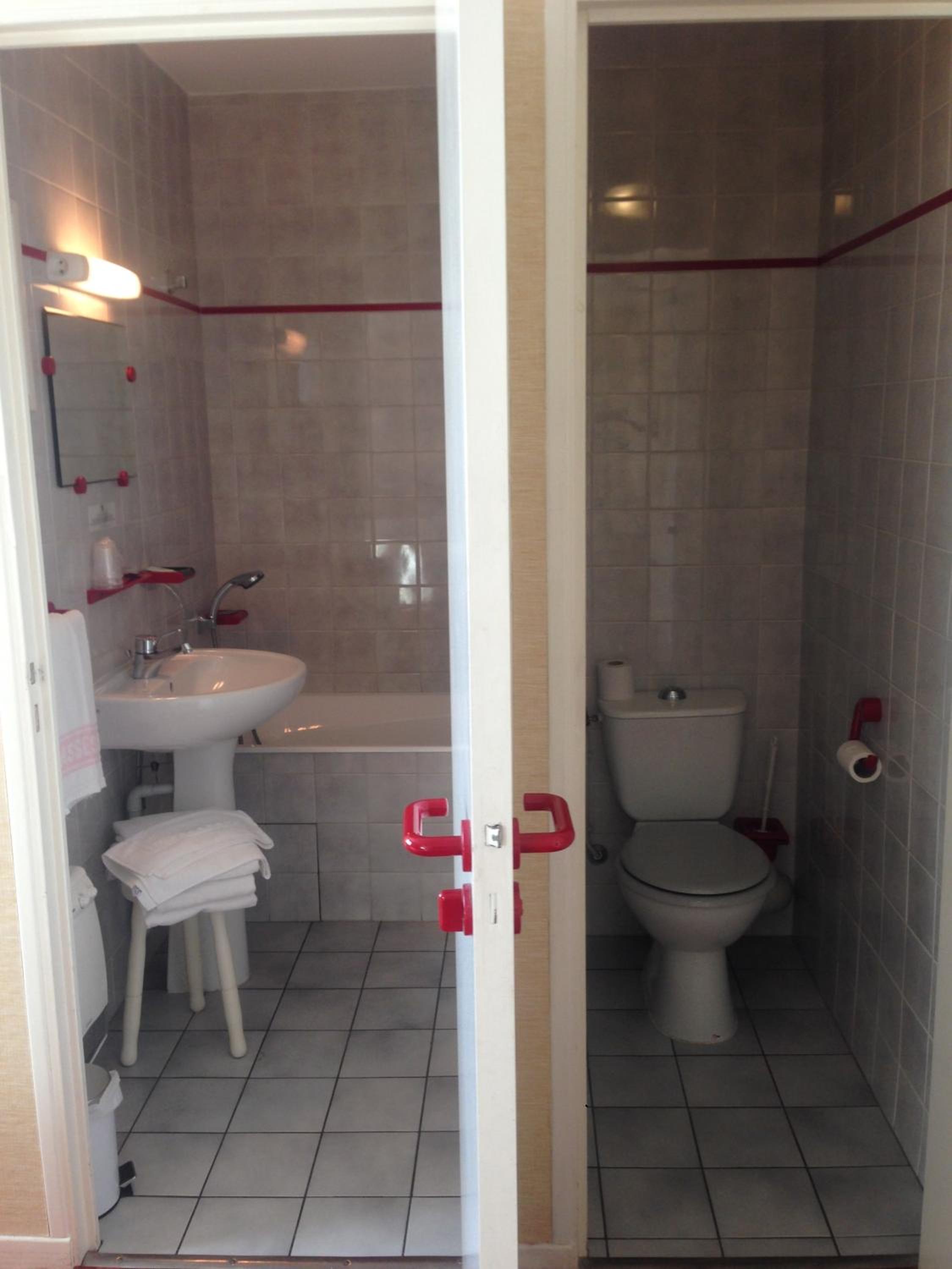 Quadruple Room with Bath - Photo 5