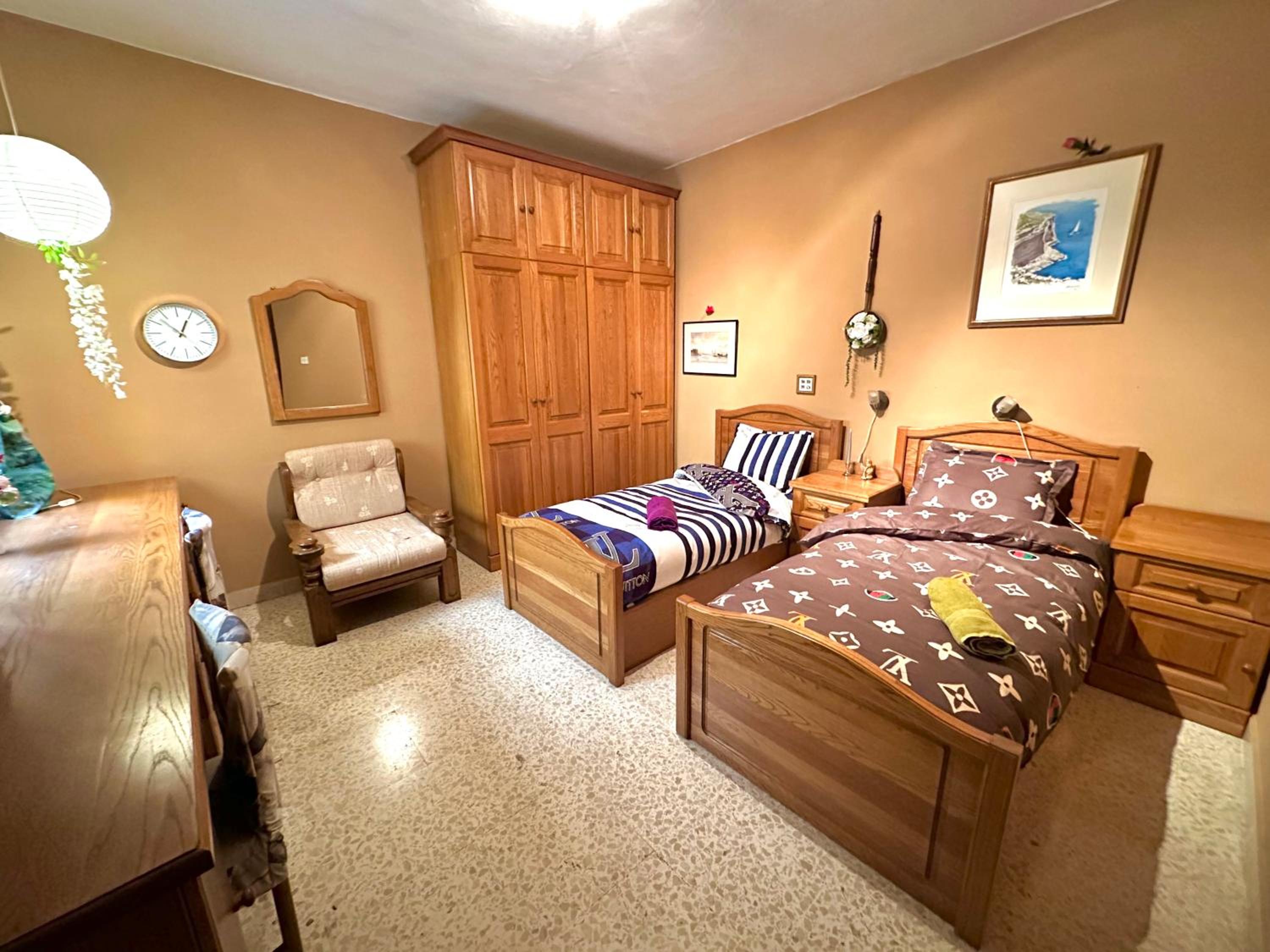 Standard Twin Room with Shared Bathroom photo 1