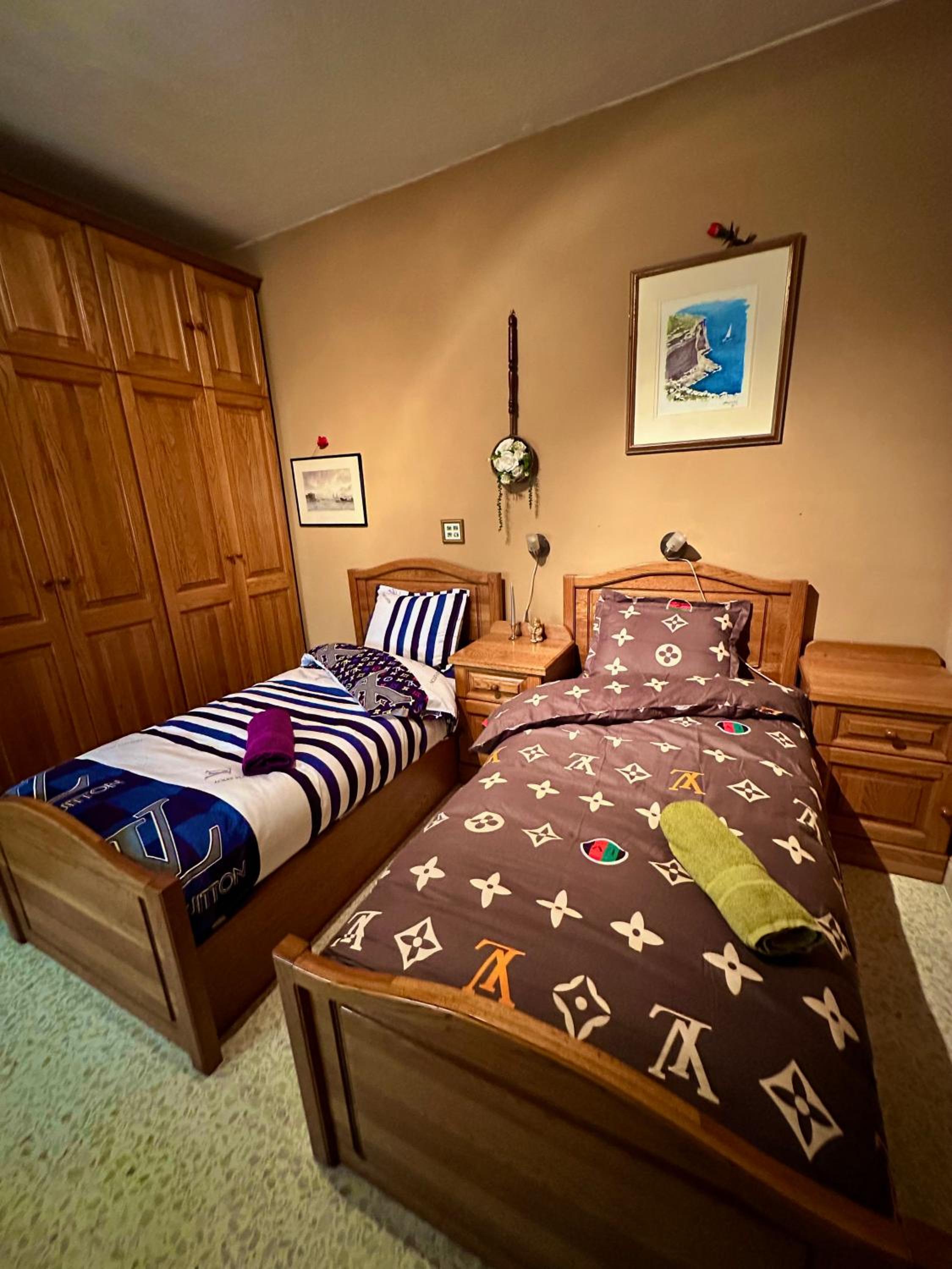 Standard Twin Room with Shared Bathroom photo 2