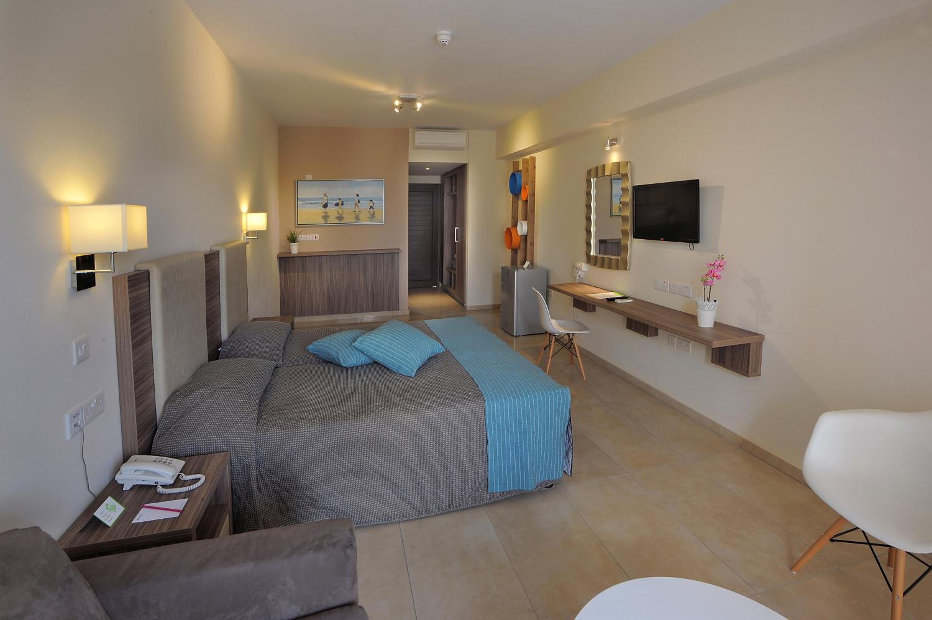 Family Room with Pool View photo 3