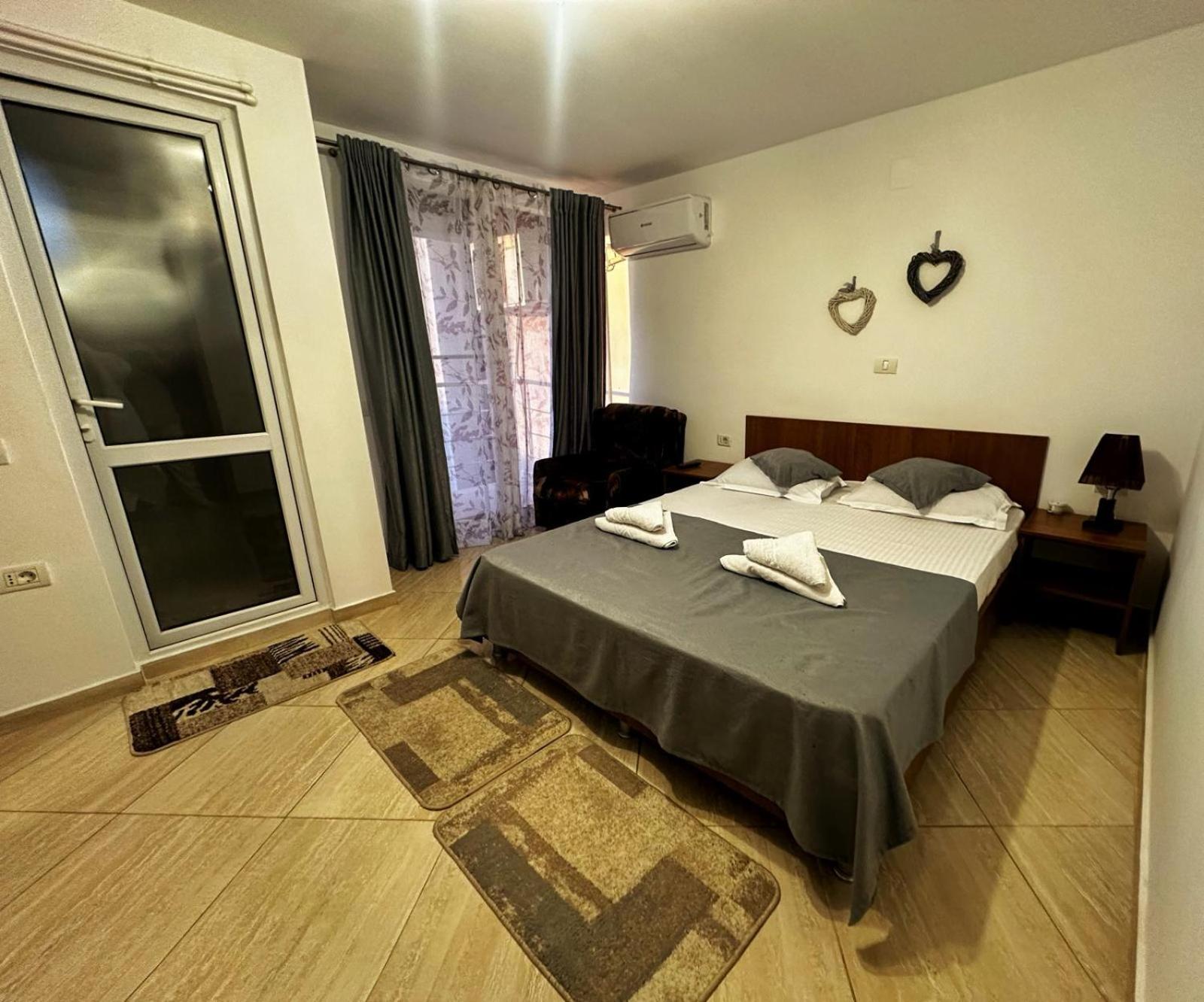 Large Double Room - Photo 4