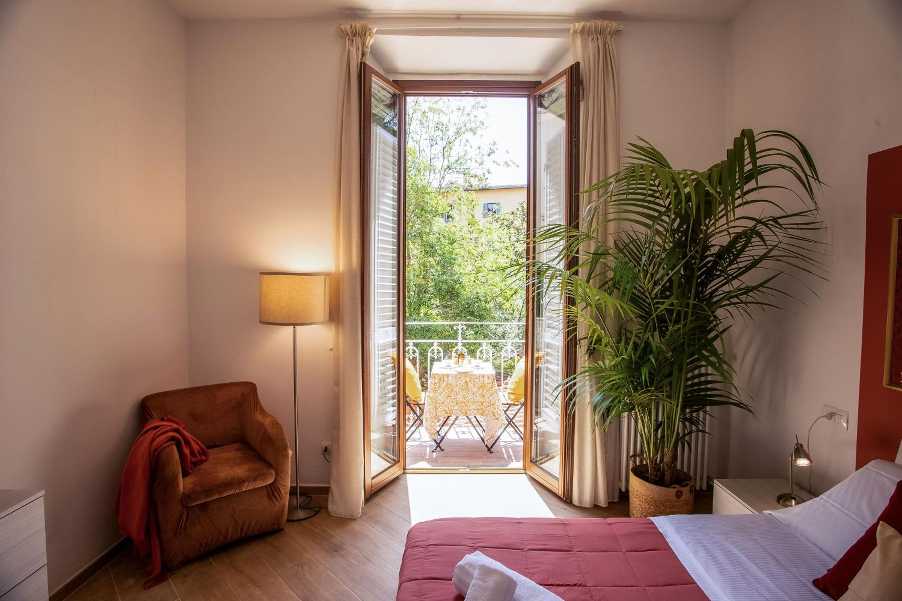 Deluxe One-Bedroom Apartment with Garden View photo 3