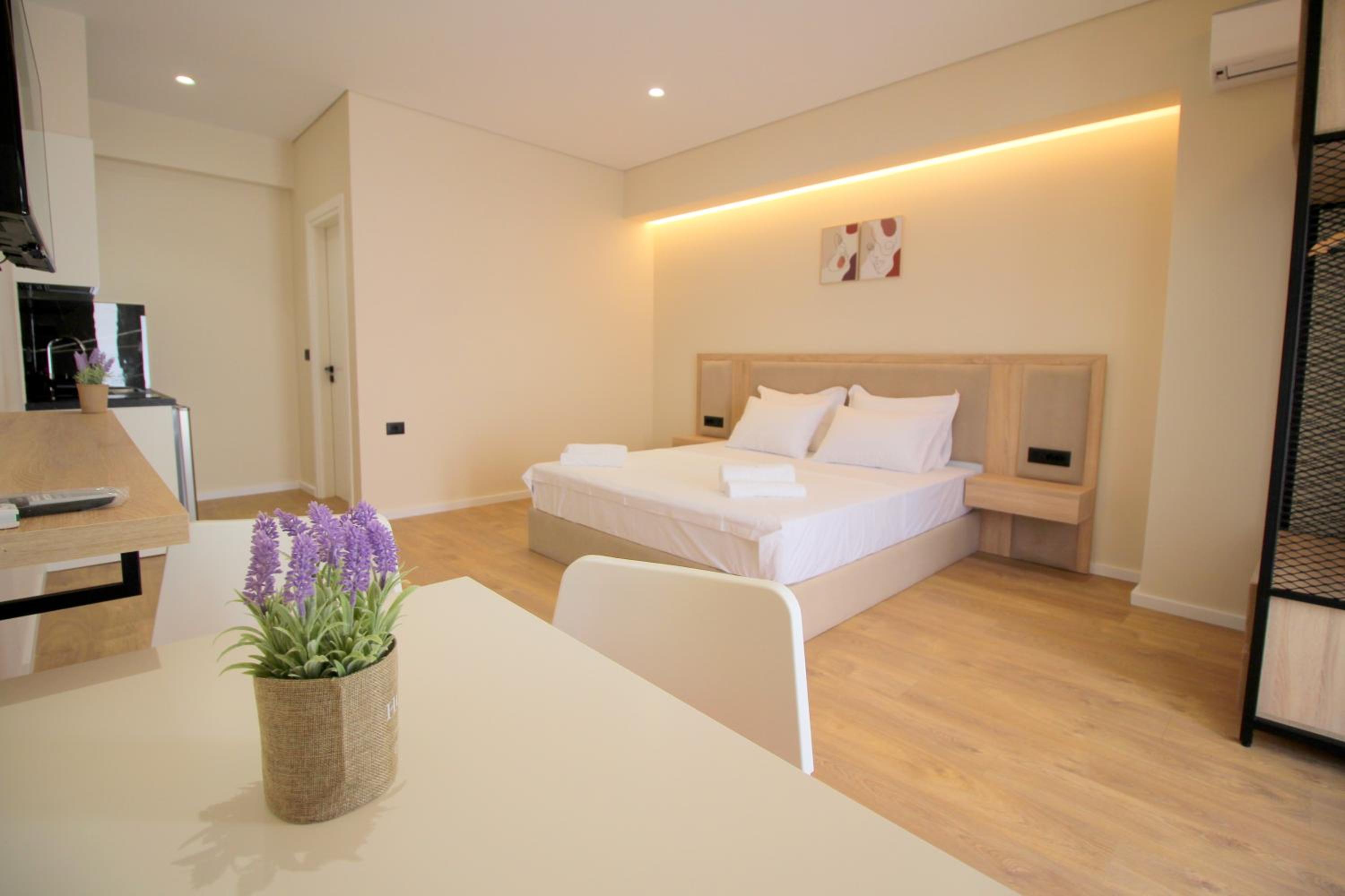 Deluxe Double Room with Balcony photo 2