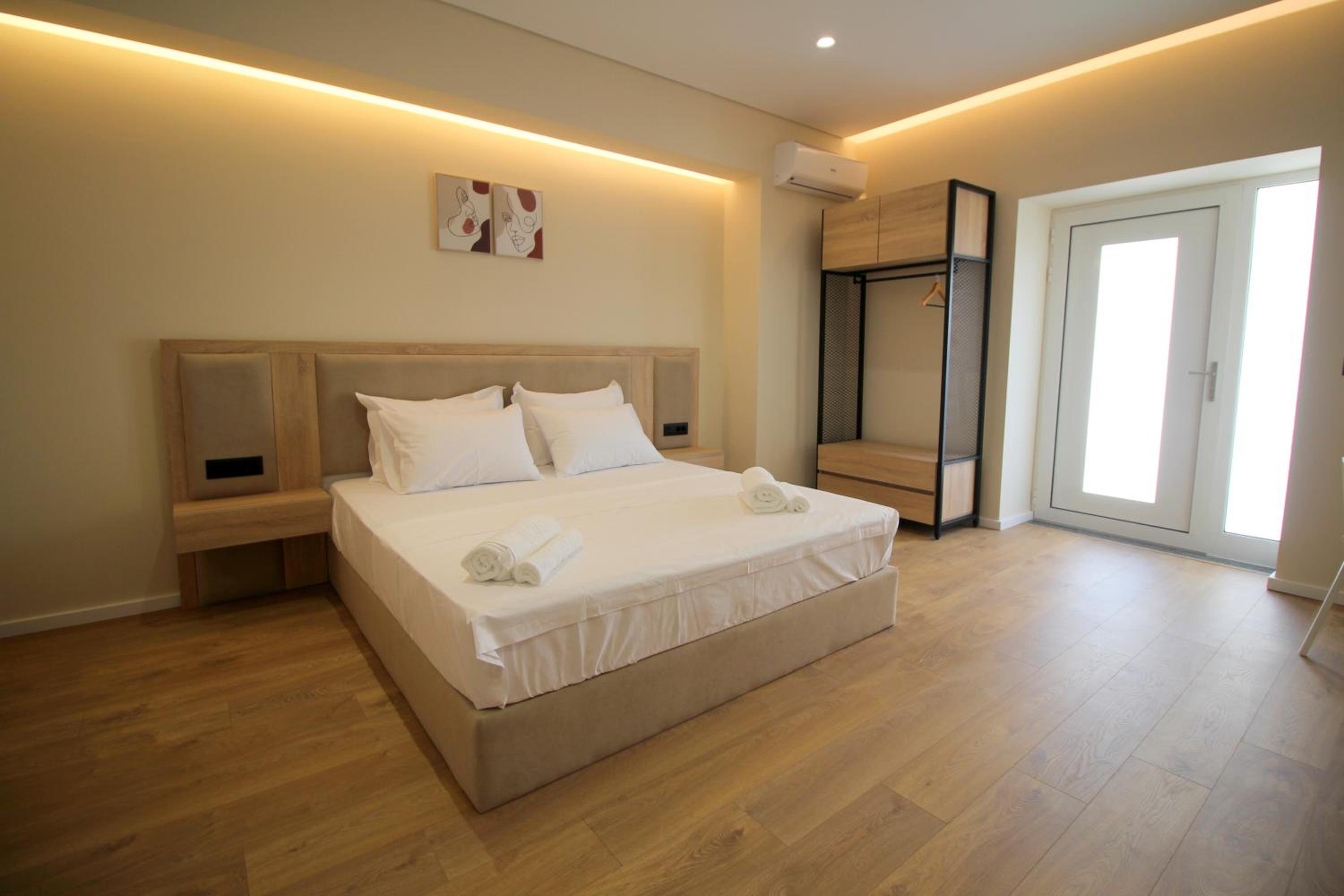 Deluxe Double Room with Balcony photo 3