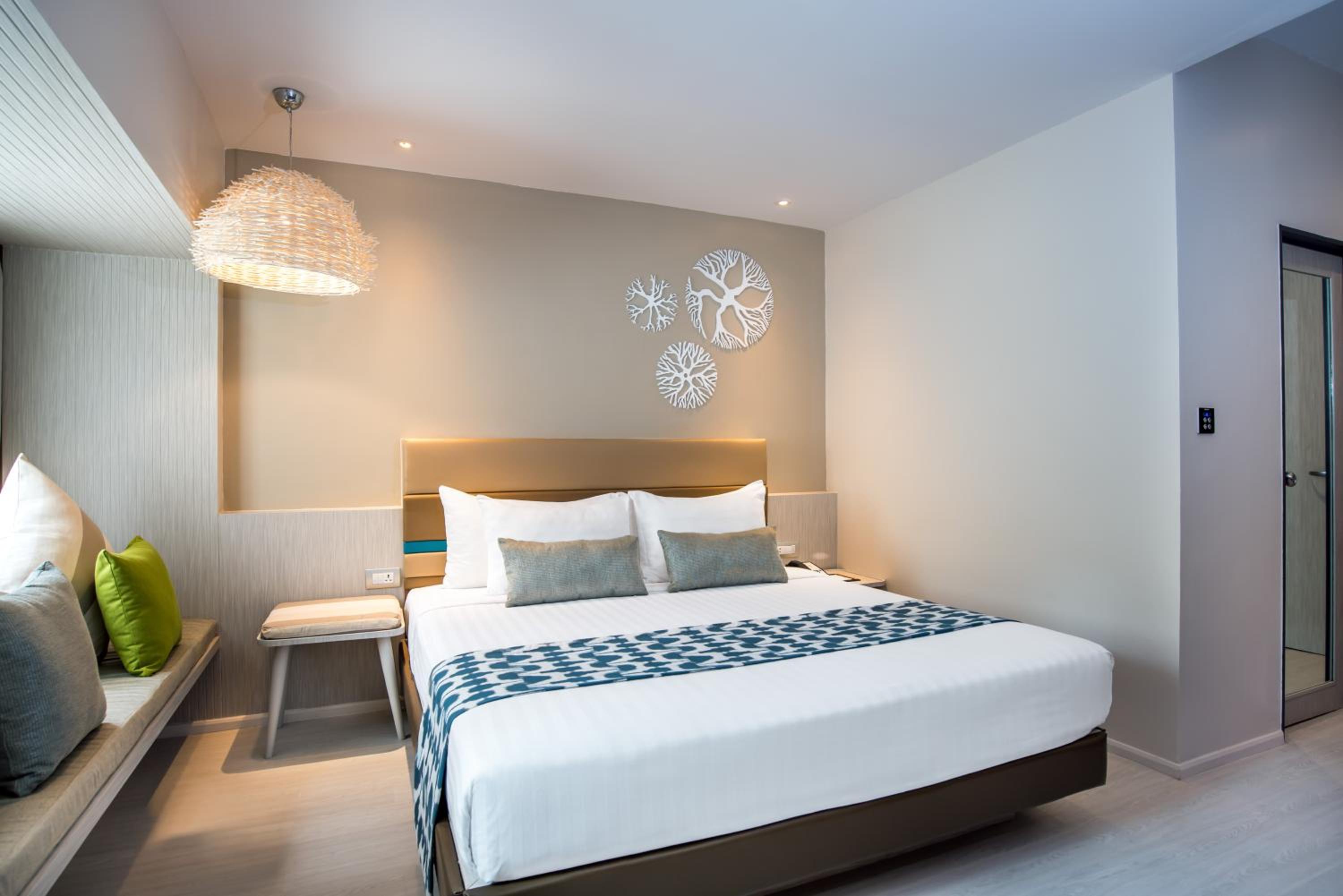 Standard King Room - Photo 6
