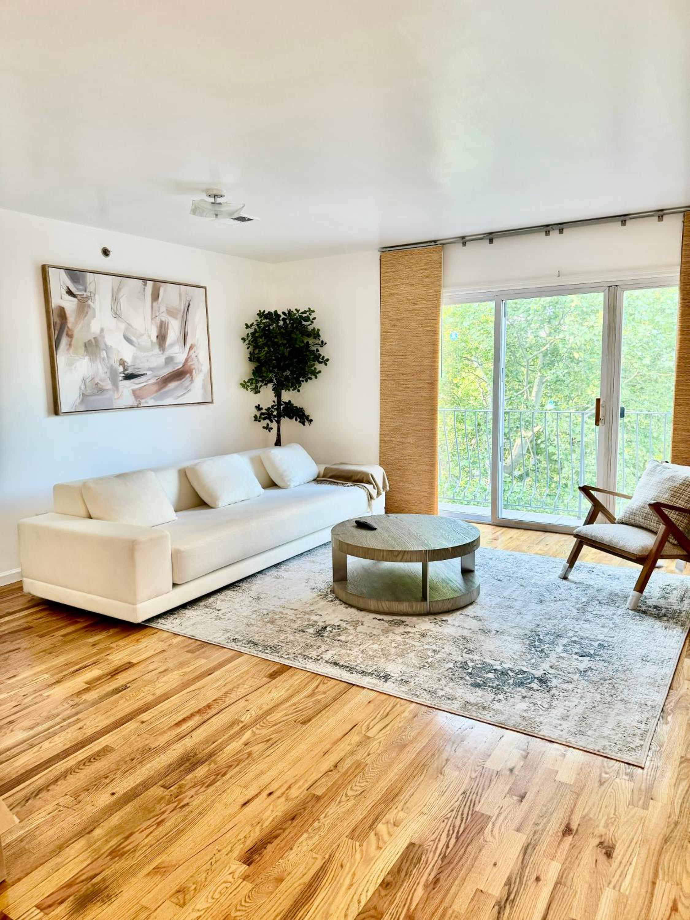 Three-Bedroom Apartment with Balcony photo 3