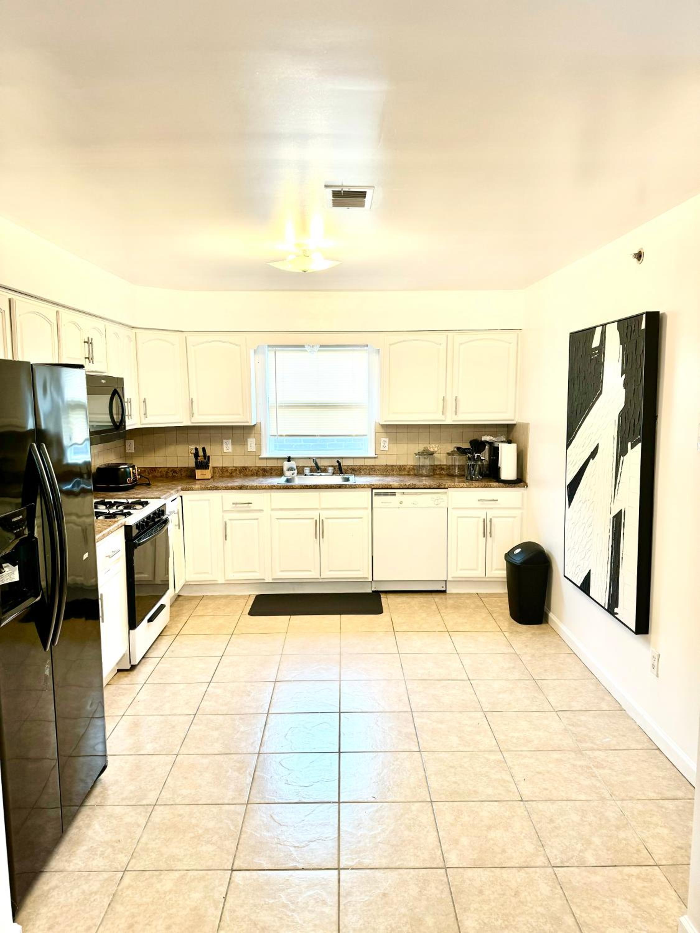 Three-Bedroom Apartment with Balcony photo 2