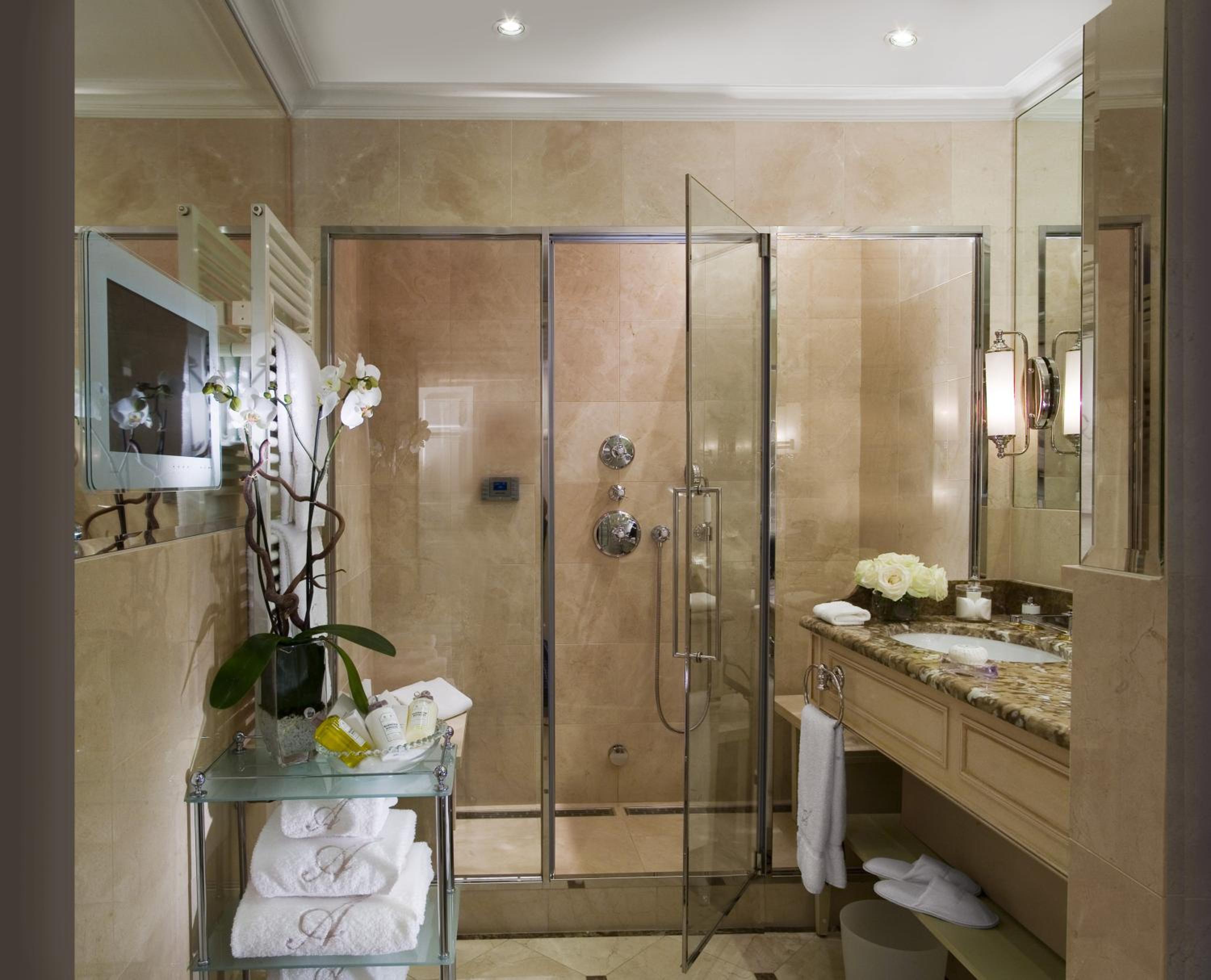 Presidential Suite with Lake View thumbnail 6