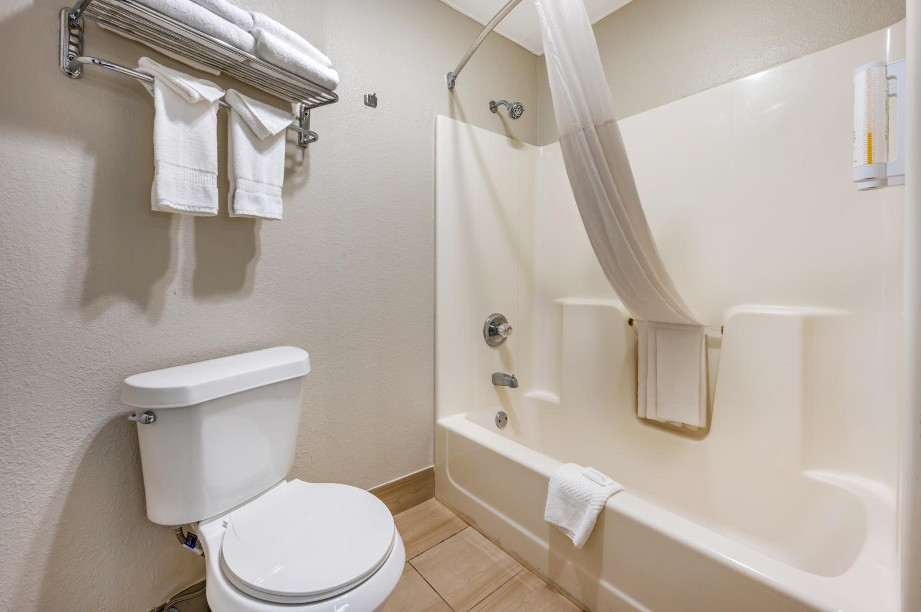 King Room - Non-Smoking - Photo 3