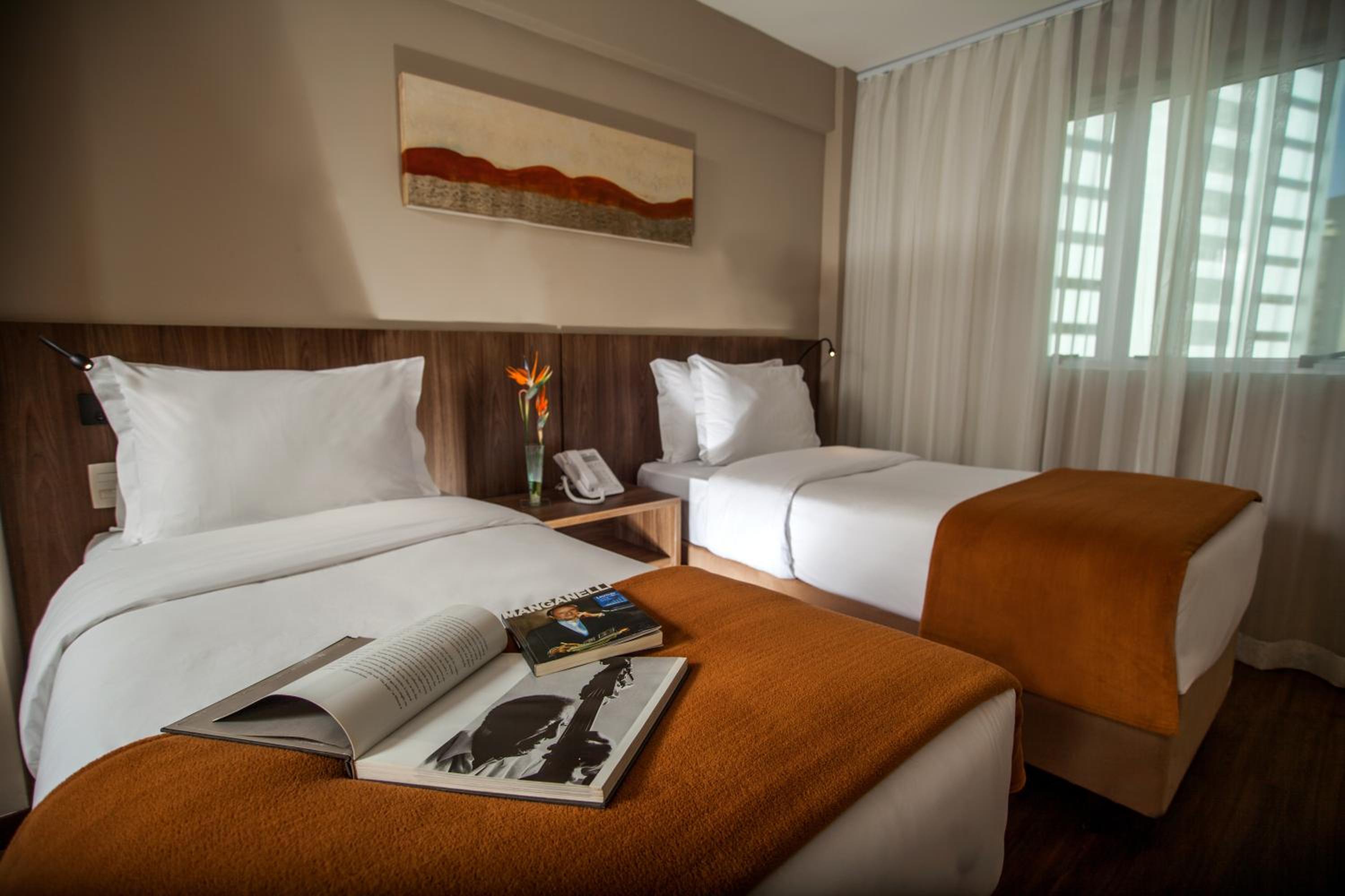Deluxe Twin Room thumbnail 6