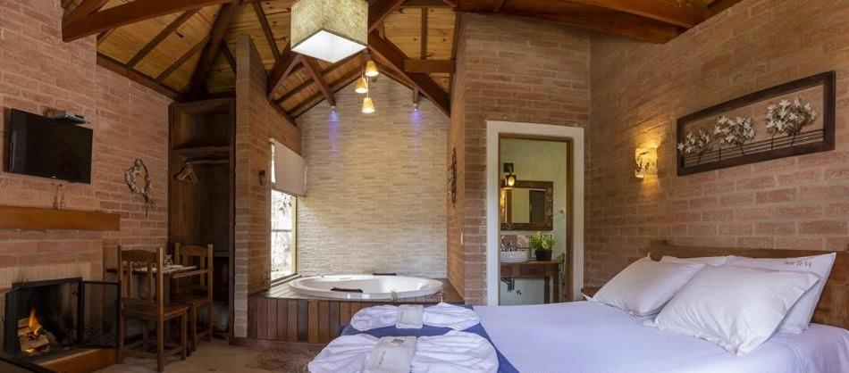 Deluxe Double Room with Bath photo 3