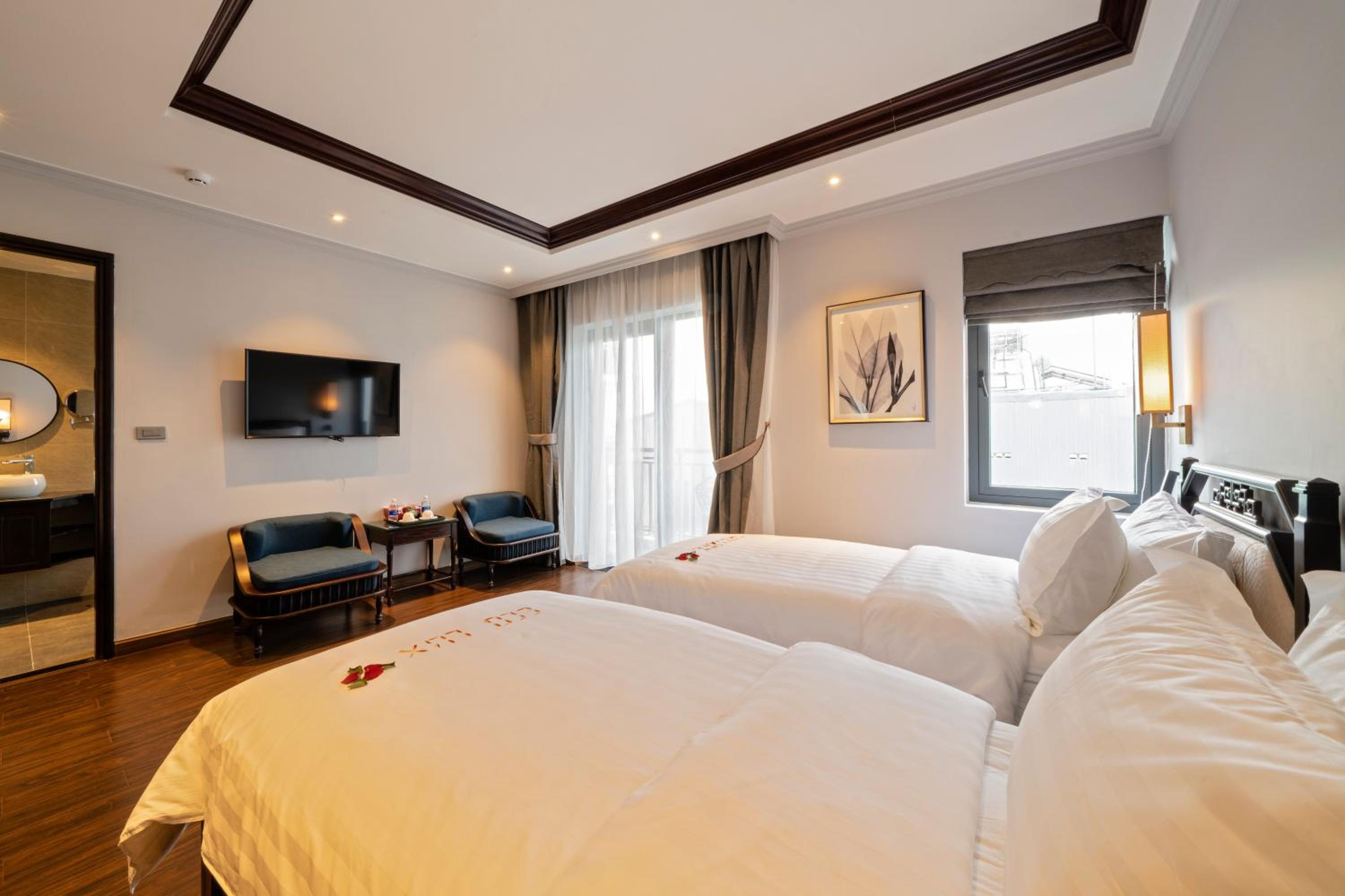 Deluxe Room with Balcony - Photo 5