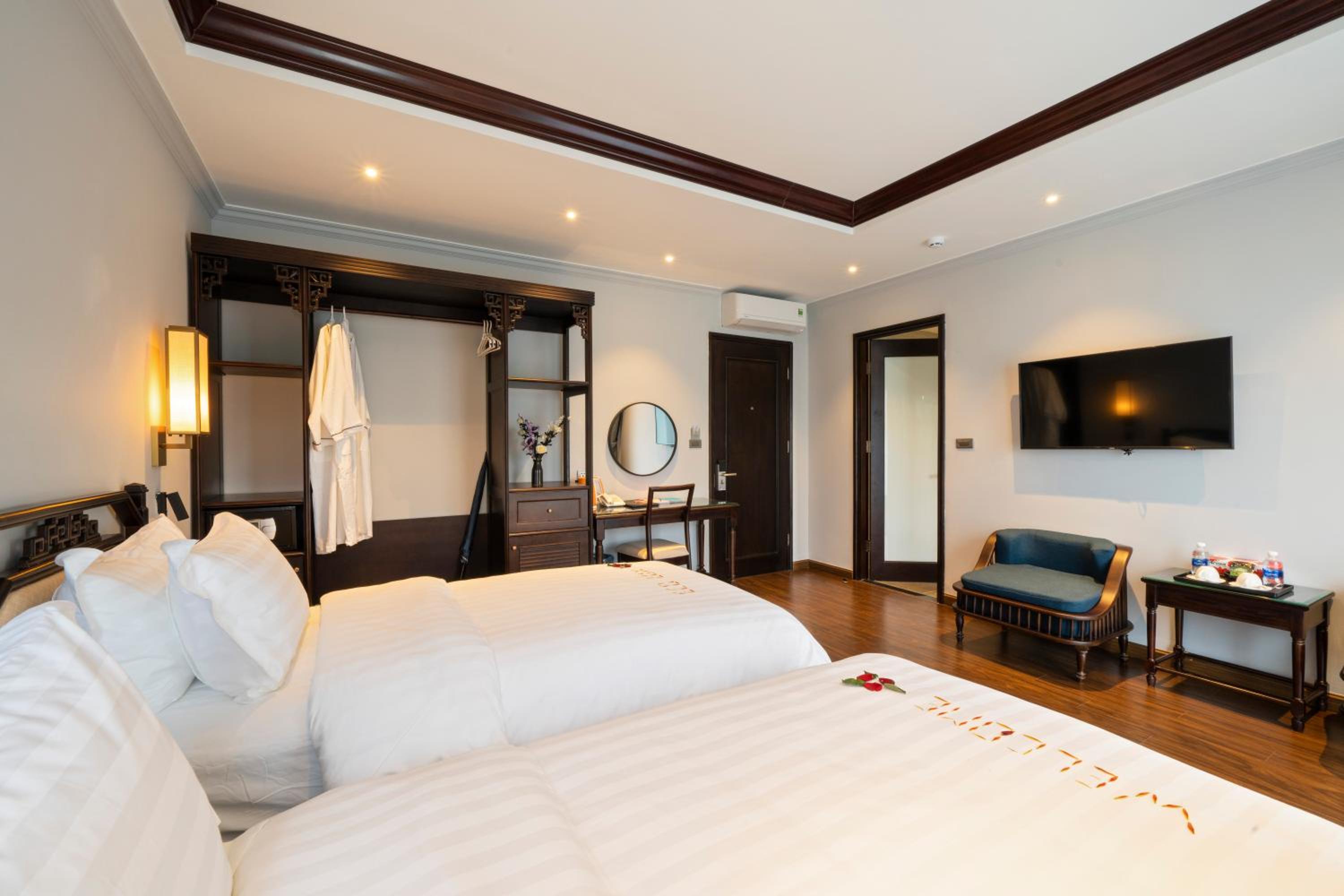 Deluxe Room with Balcony - Photo 4