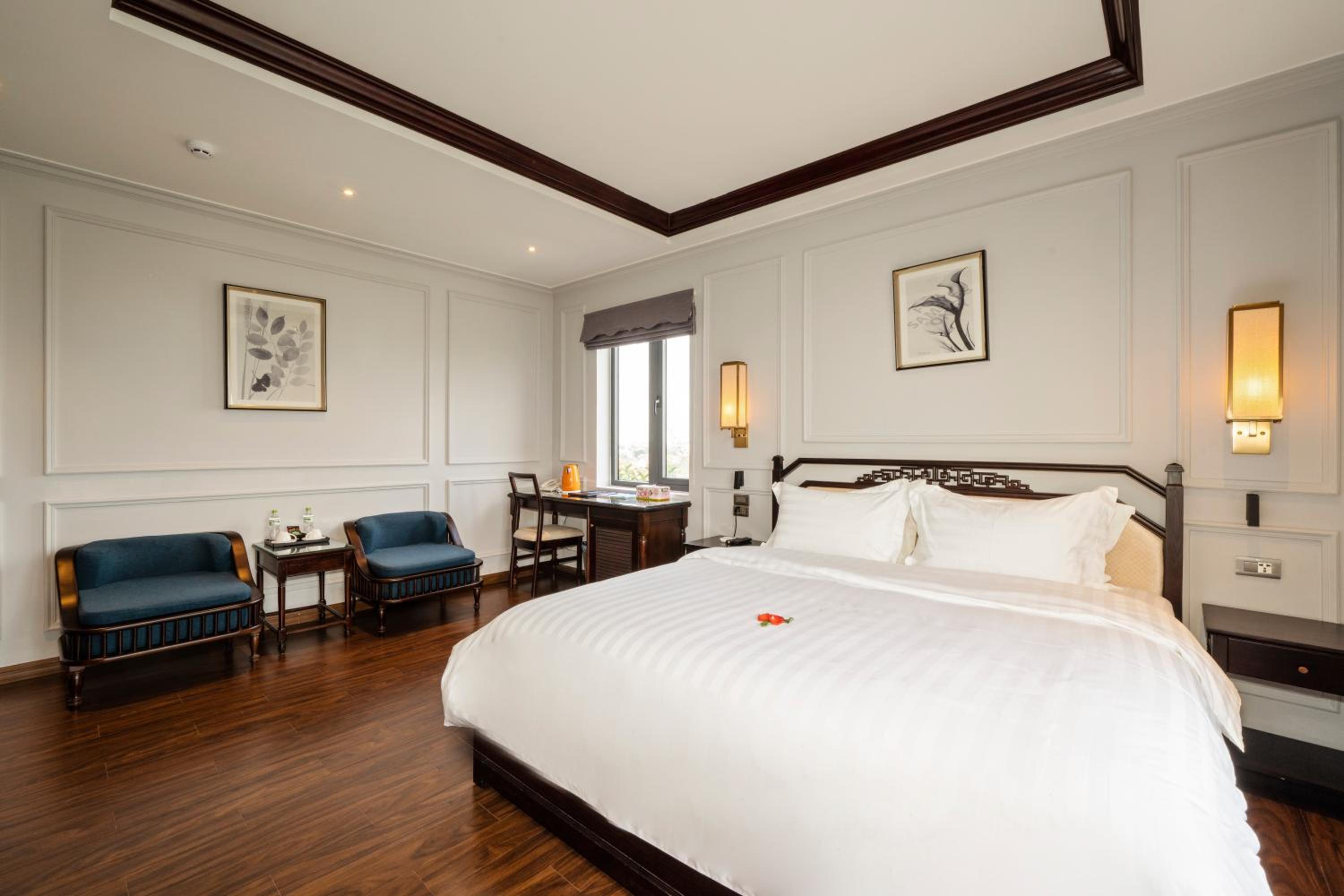 Deluxe Room with Balcony - Photo 3