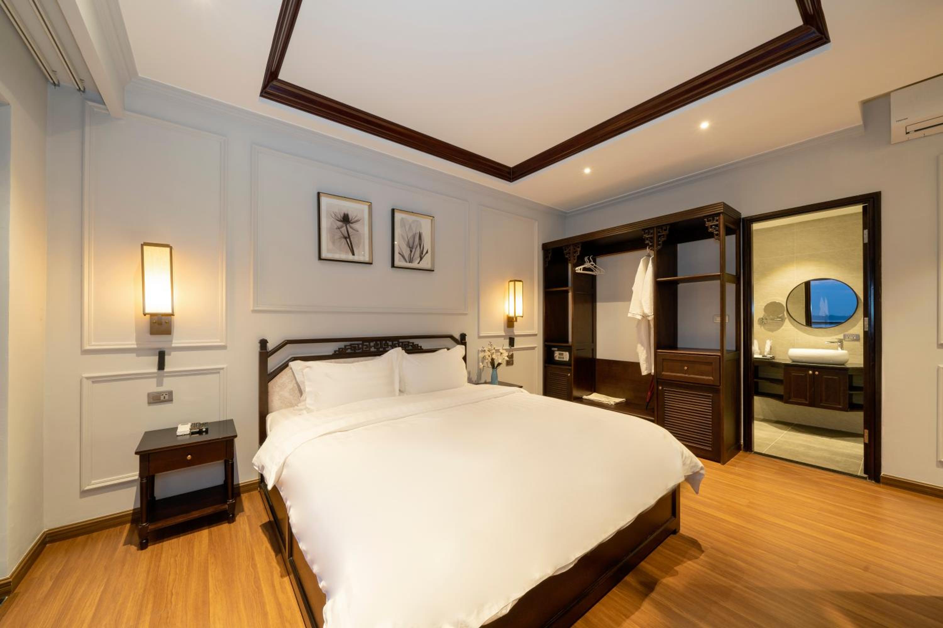 Deluxe Room with Balcony - Photo 7