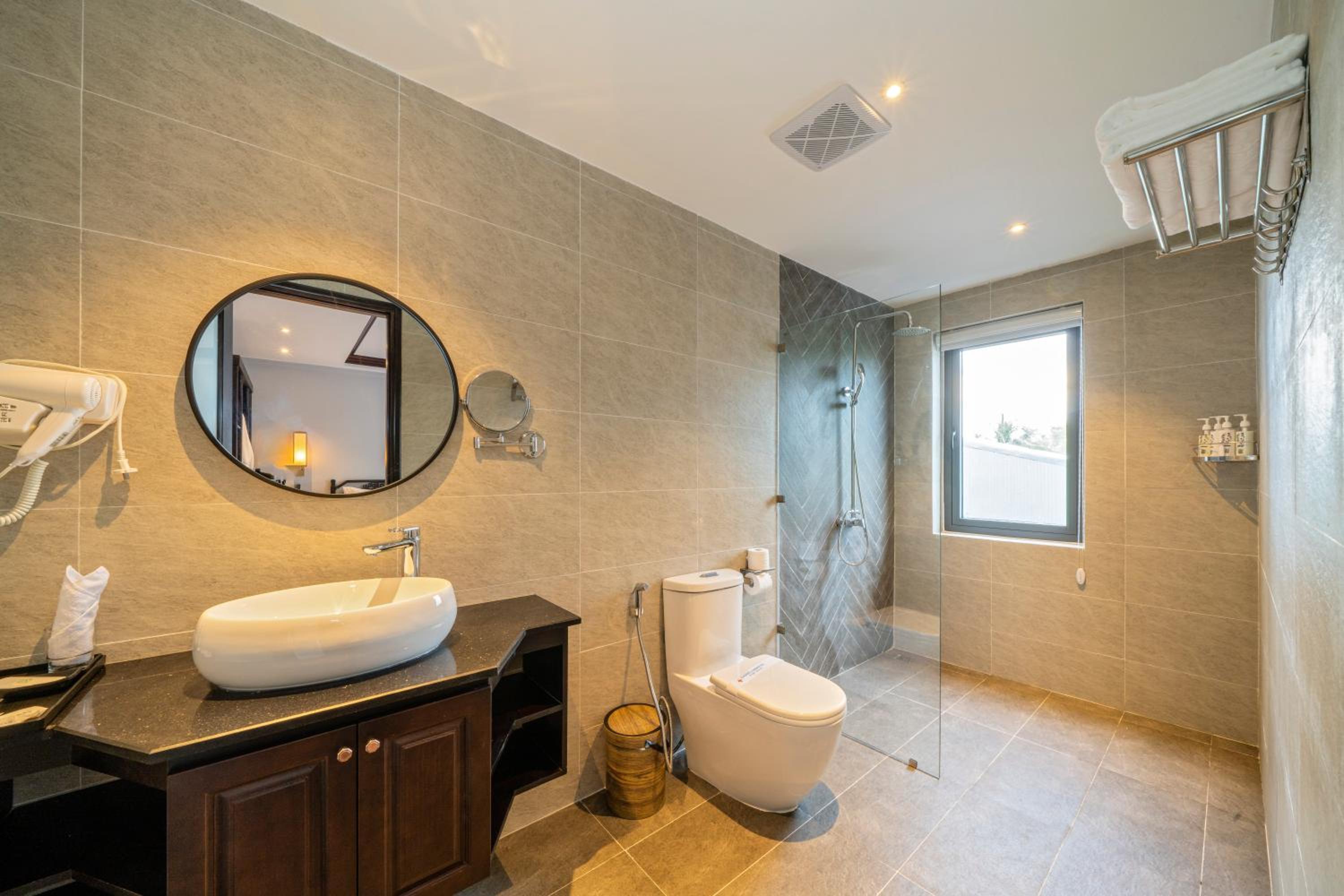 Deluxe Room with Balcony - Photo 6