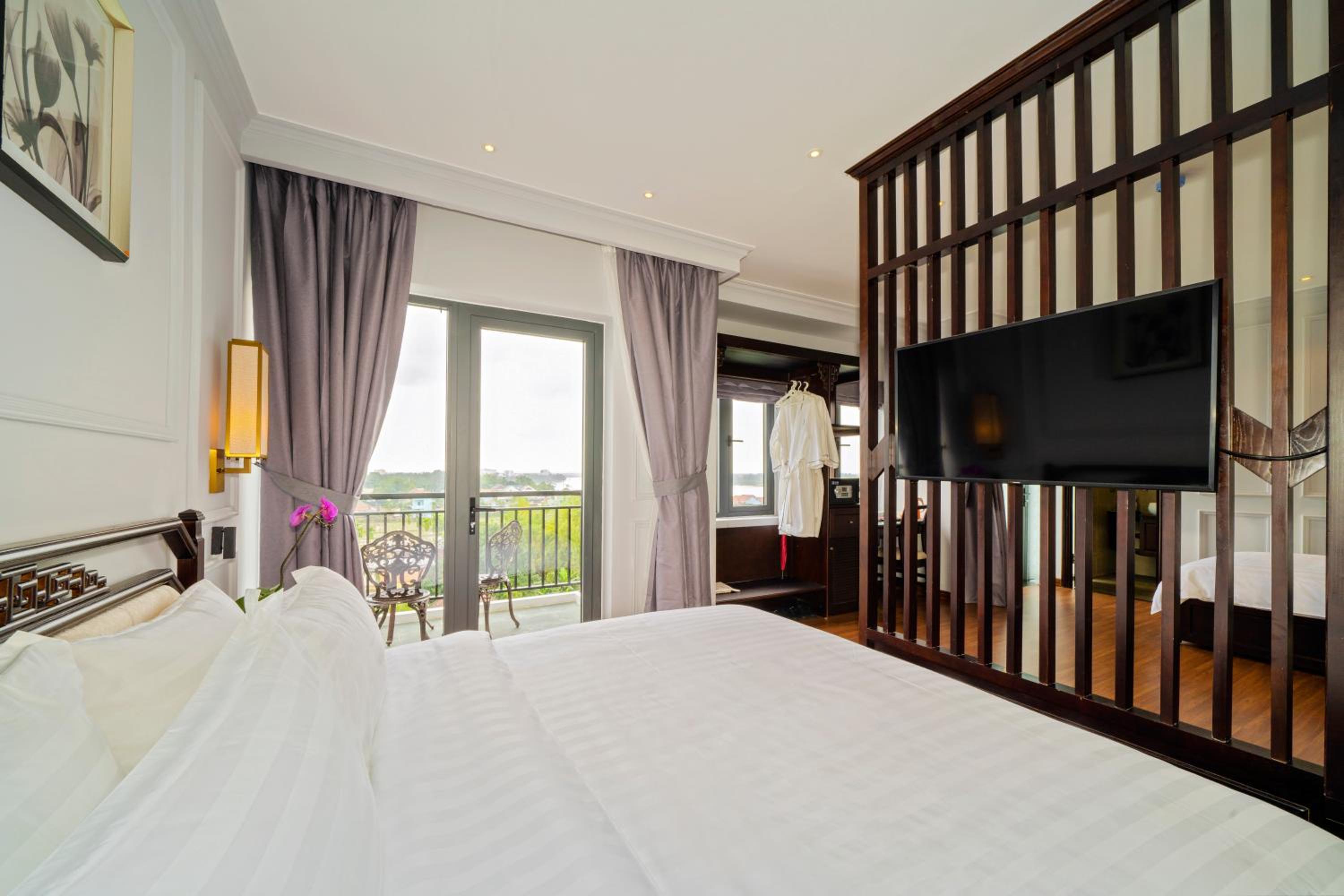 Family Suite with Balcony and Bathtub - Photo 3