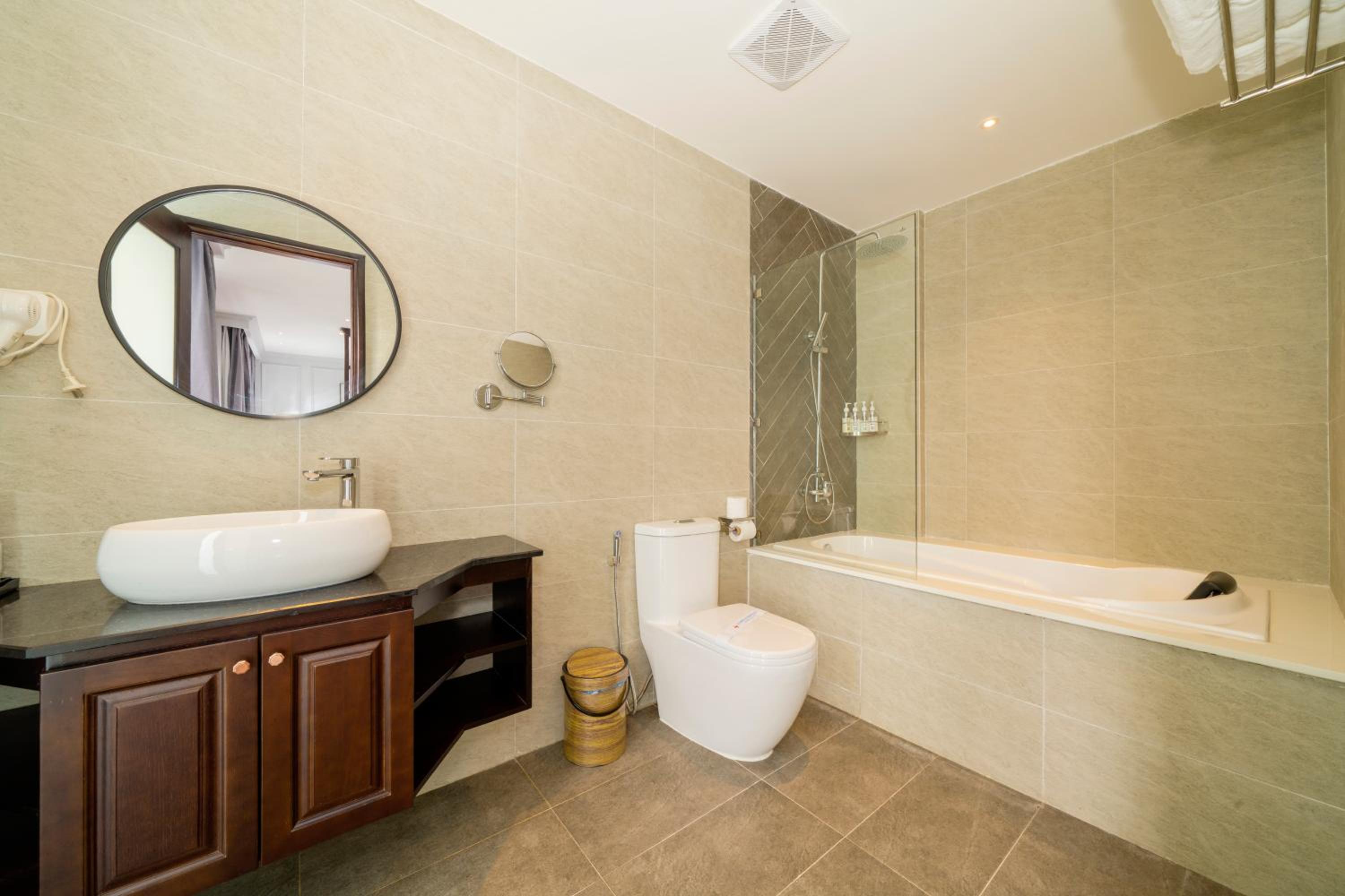 Executive Suite Triple Room with Balcony - Photo 4
