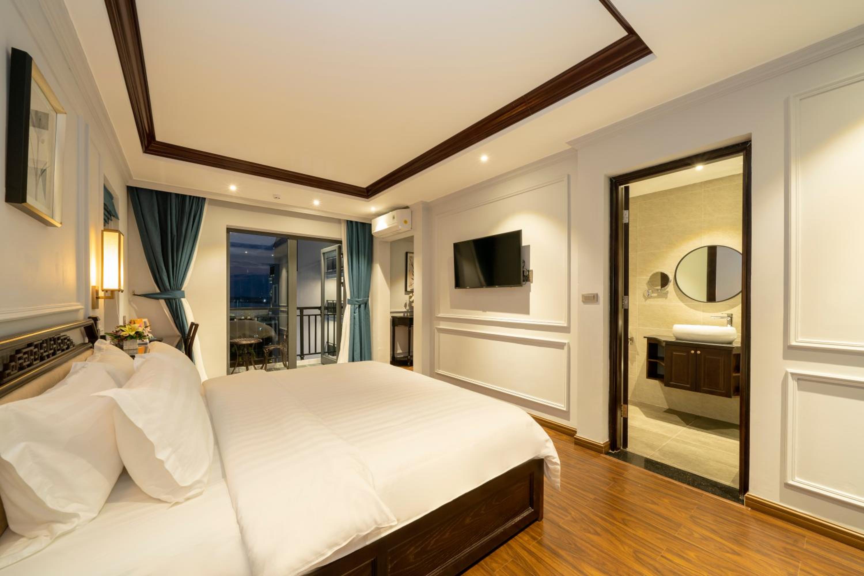 Executive Suite River View with Balcony - Photo 5