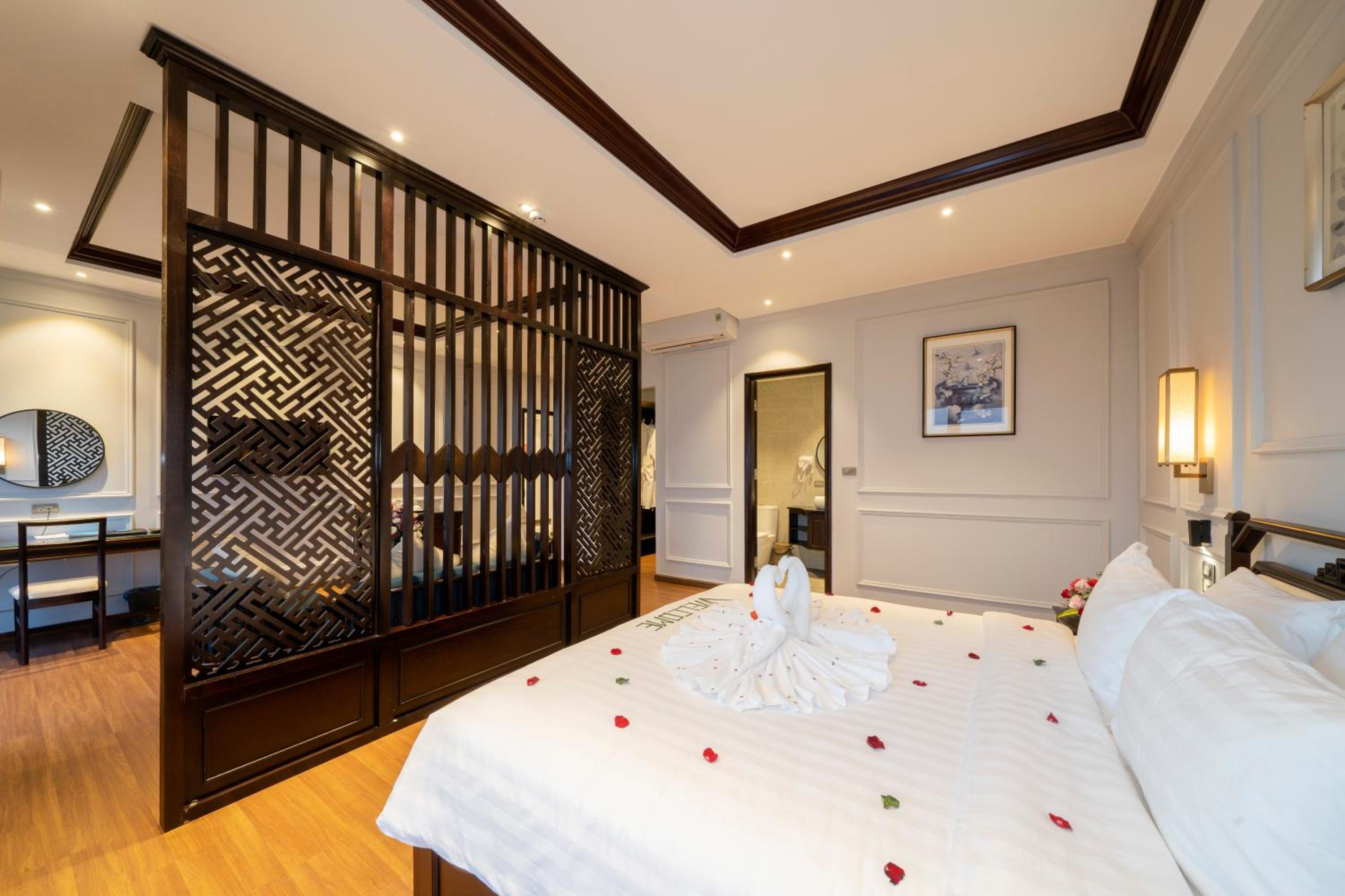 Honeymoon Suite River View with Balcony and Bathtub - Photo 2