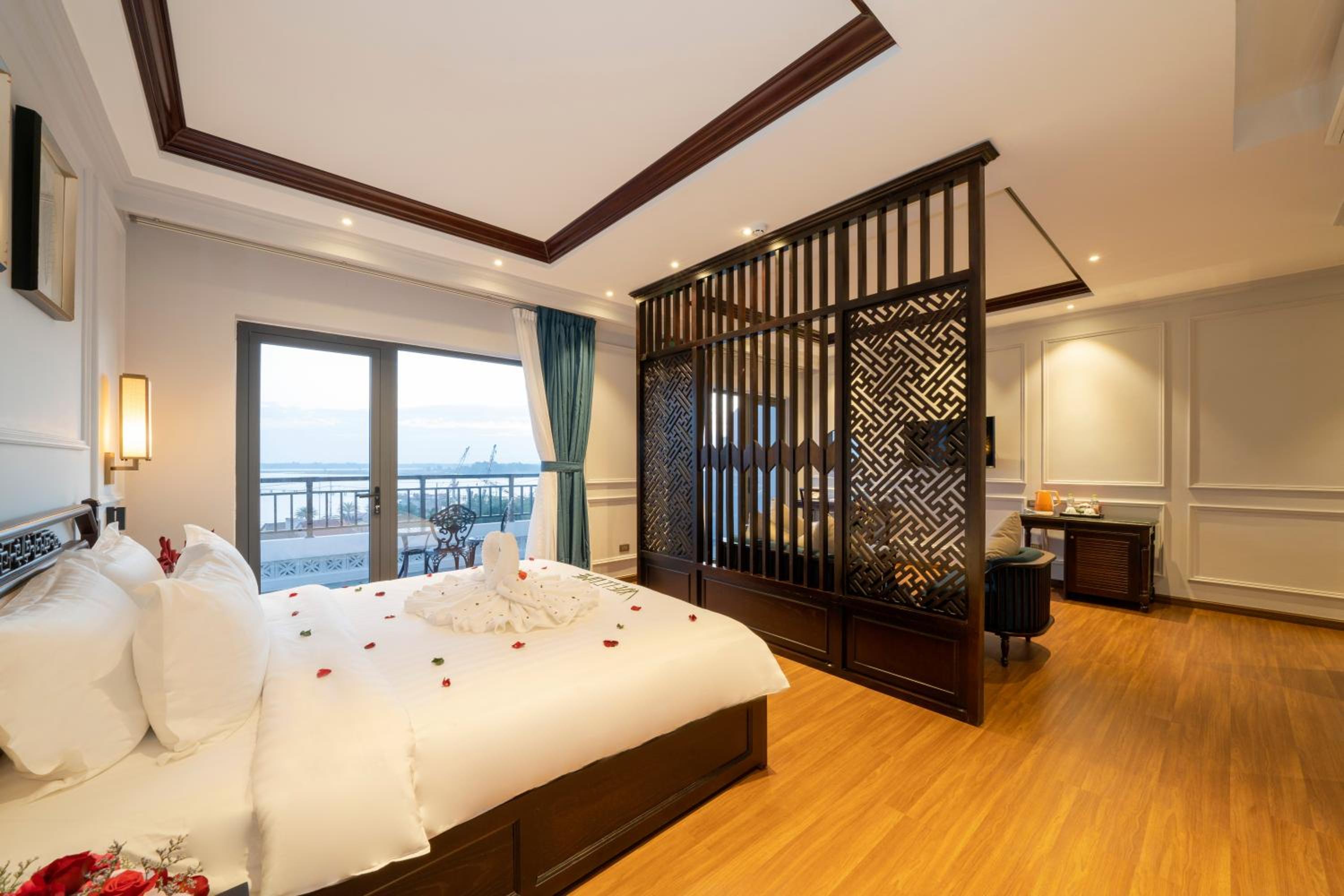 Honeymoon Suite River View with Balcony and Bathtub - Photo 4