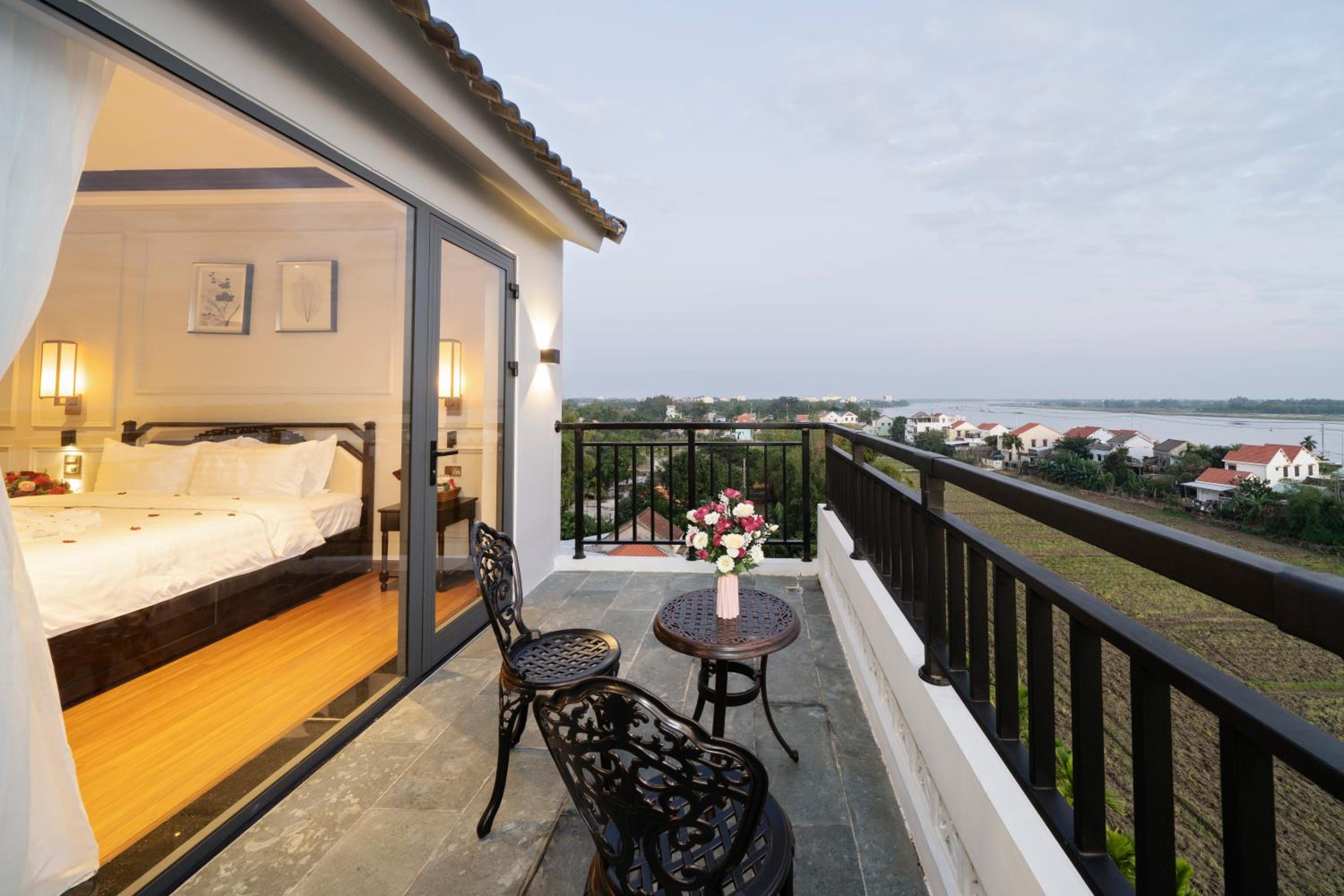 Honeymoon Suite River View with Balcony and Bathtub - Photo 7