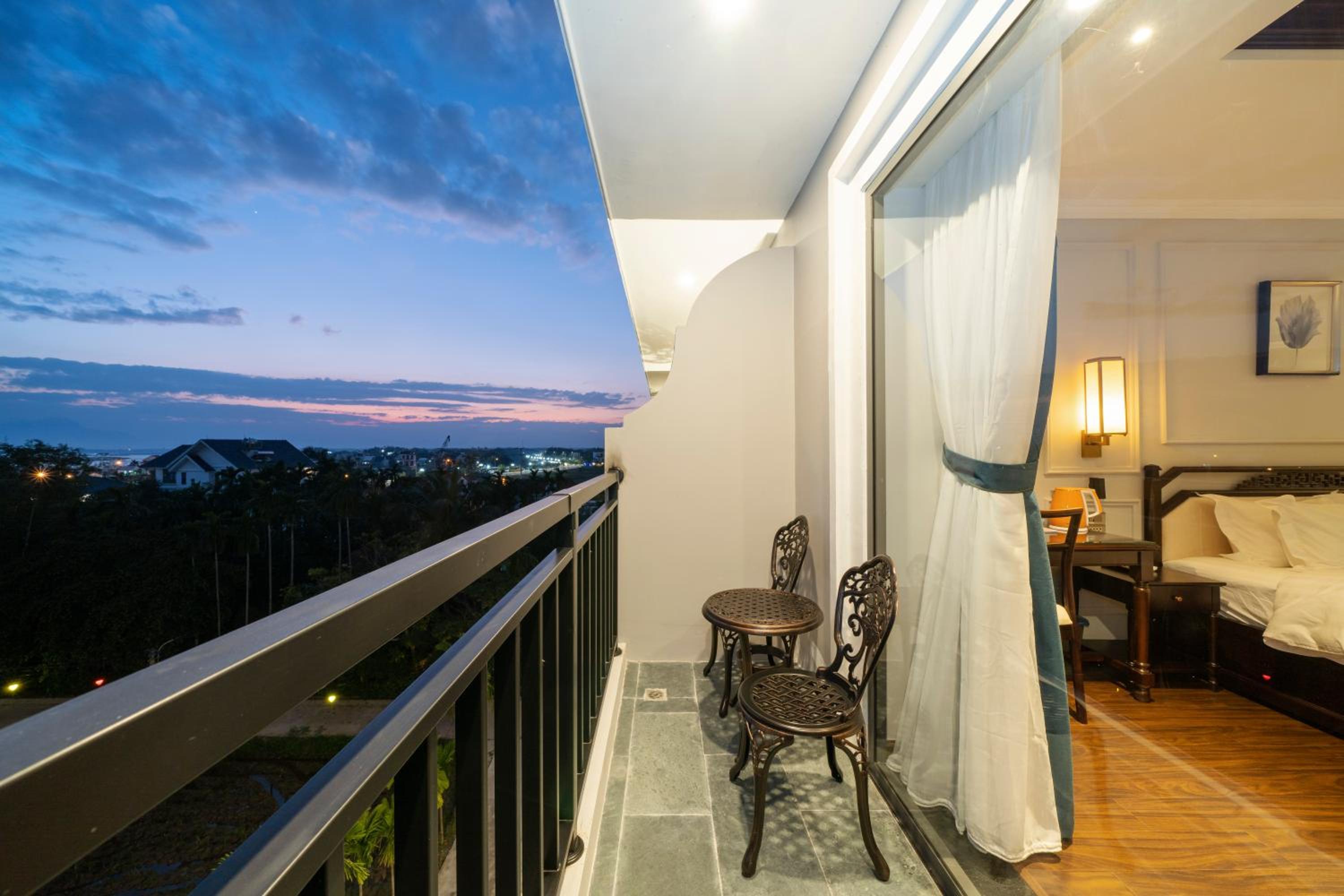 Executive Suite River View with Balcony - Photo 4