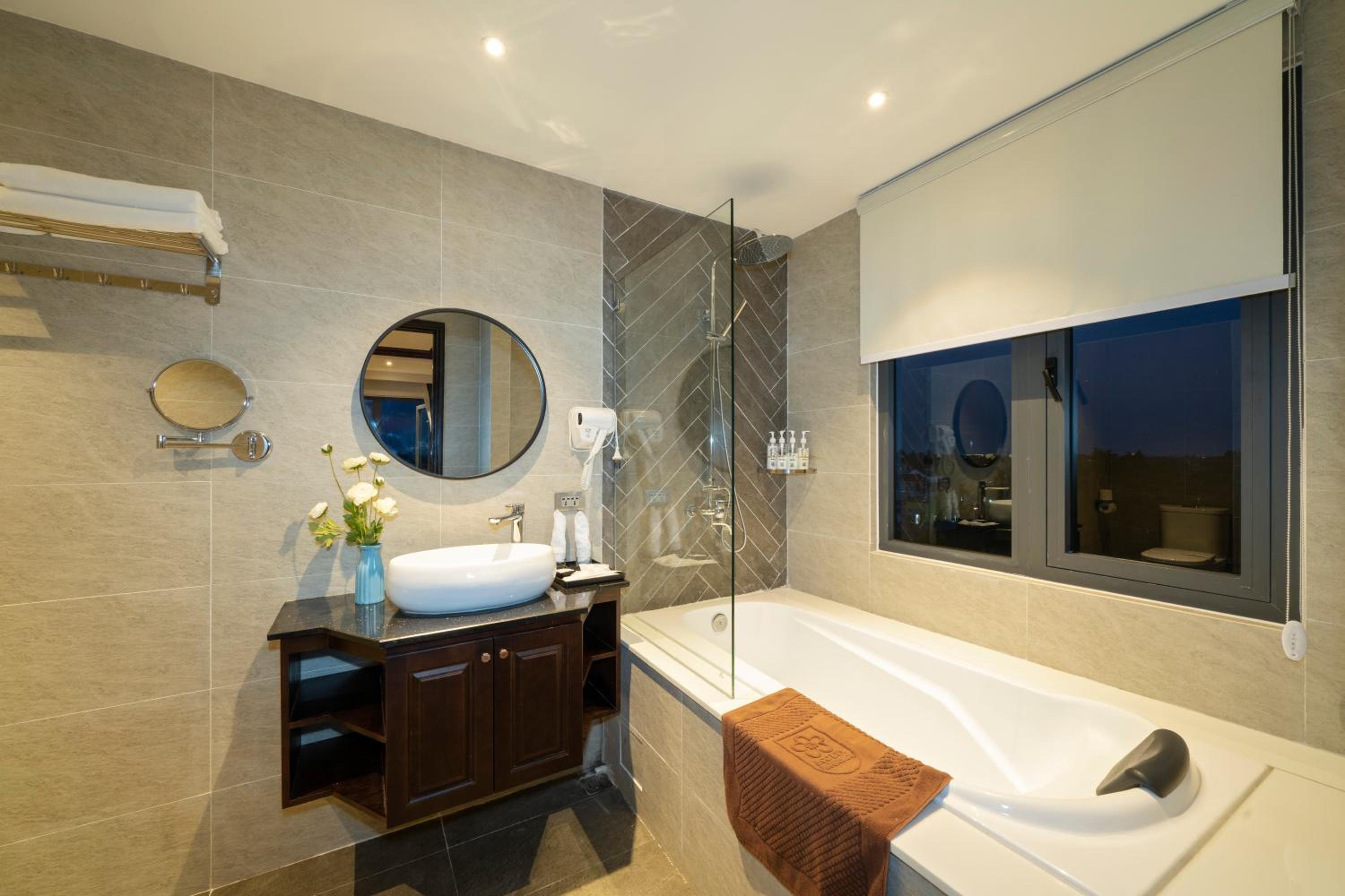 Family Suite with Balcony and Bathtub - Photo 4