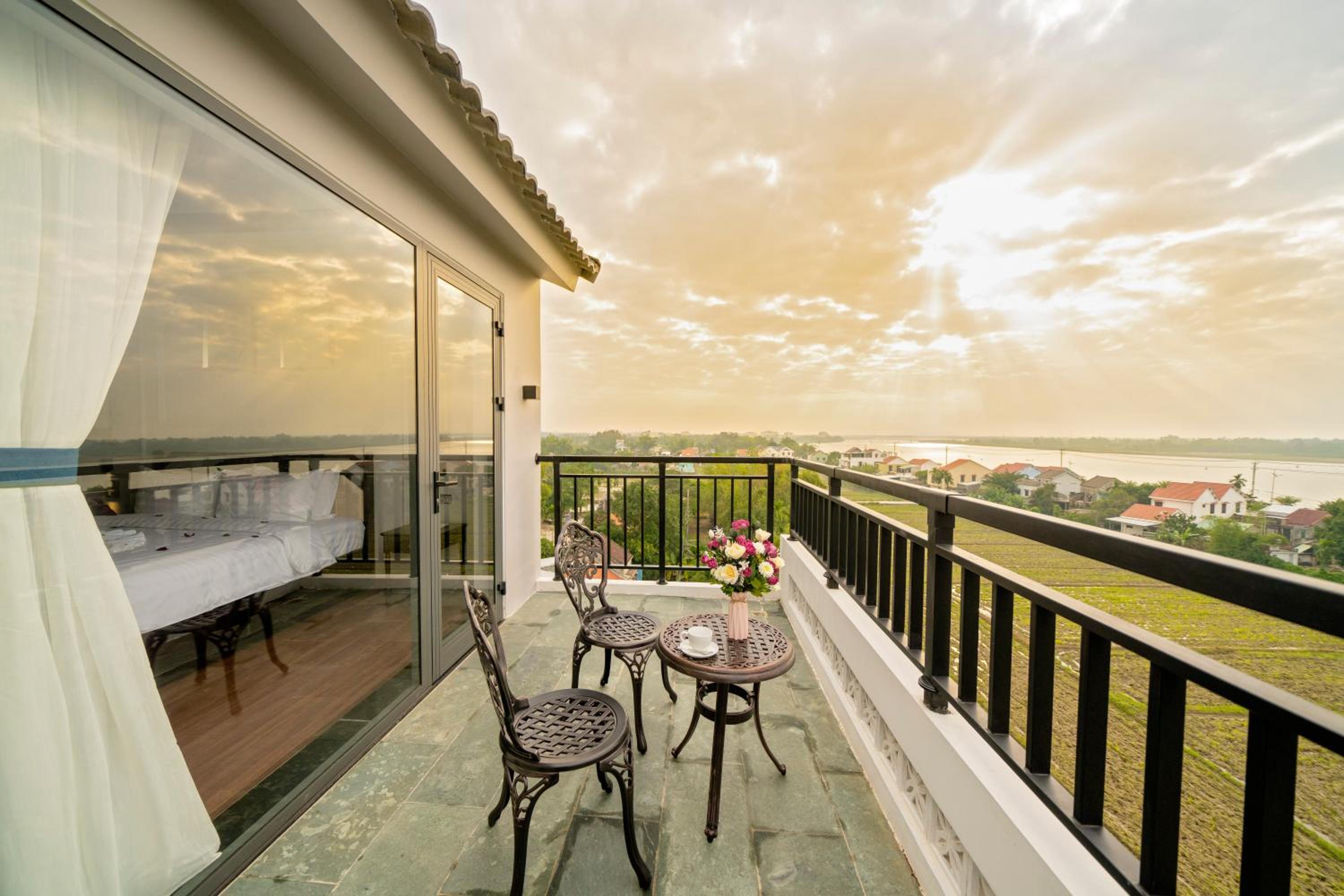 Executive Suite Triple Room with Balcony - Photo 2