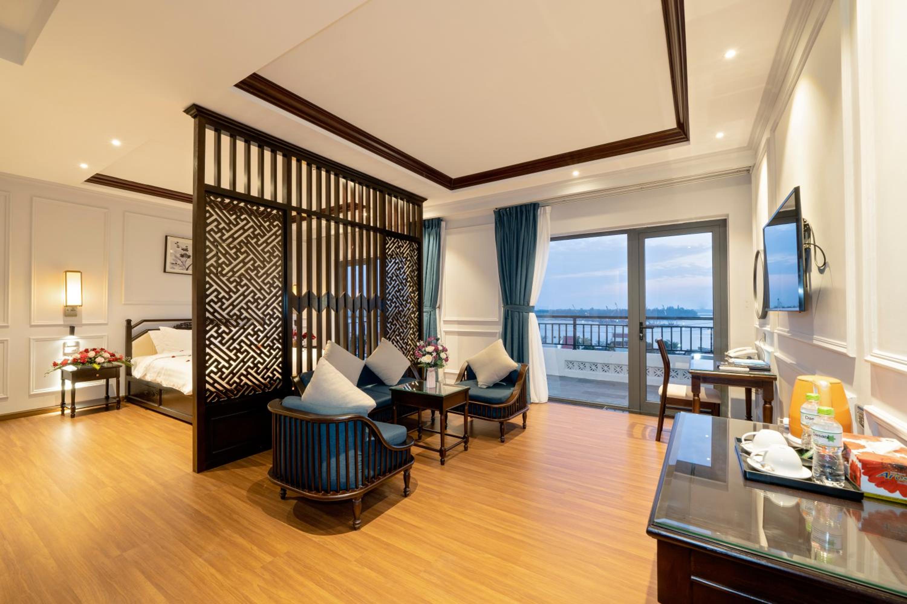 Honeymoon Suite River View with Balcony and Bathtub - Photo 5