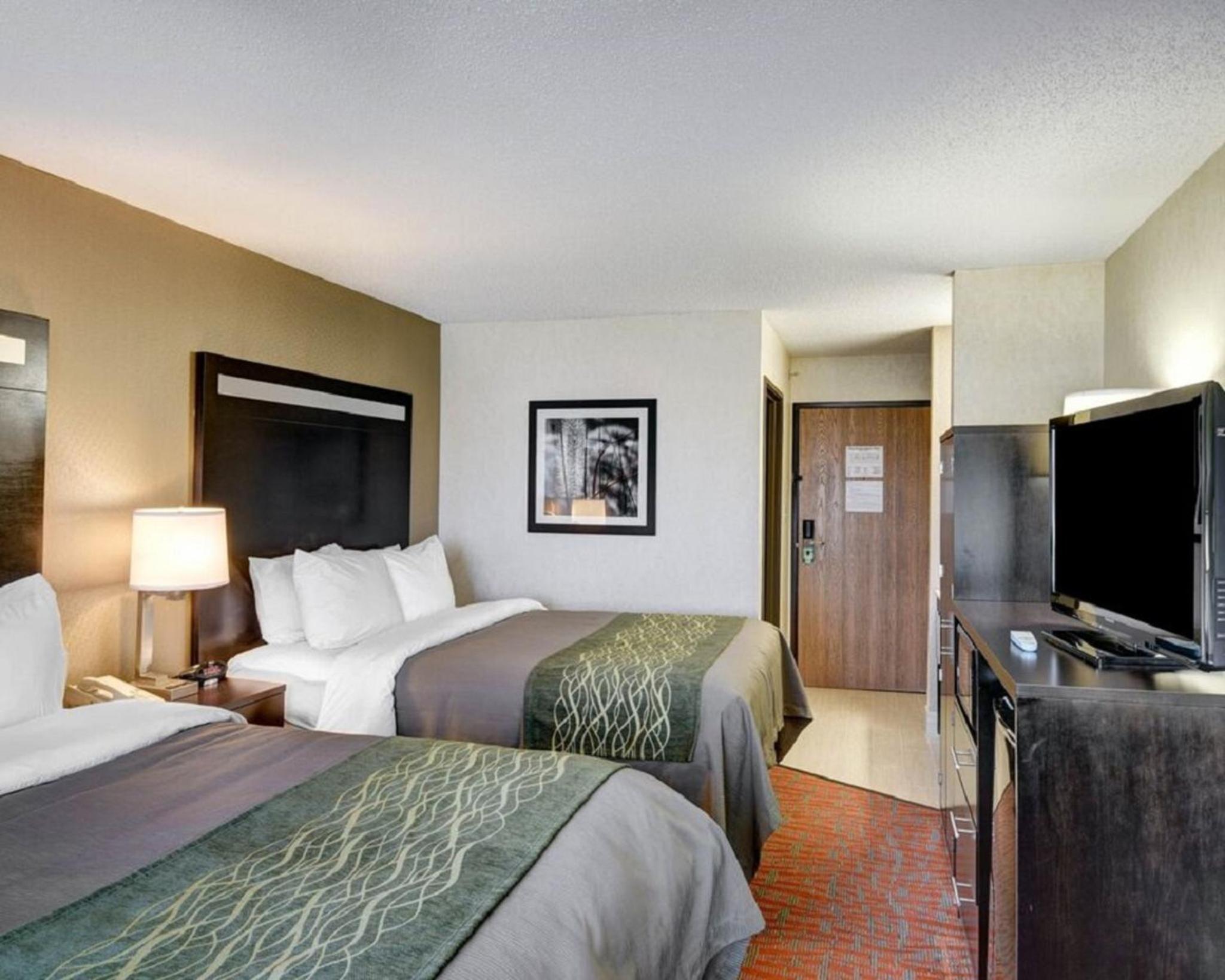 Queen Room with Two Queen Beds - Non-Smoking - Photo 2