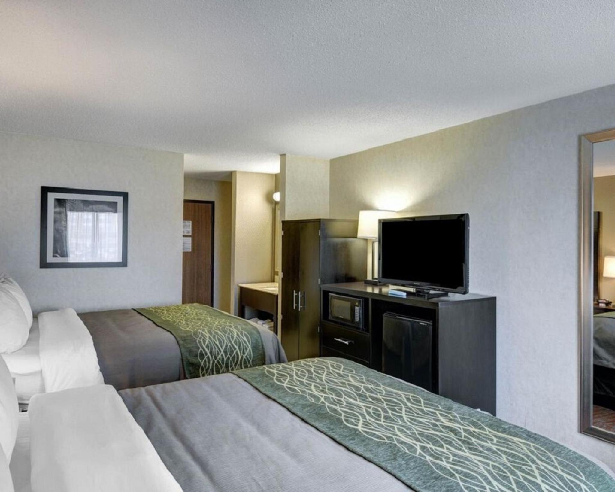Queen Room with Two Queen Beds - Non-Smoking - Photo 4