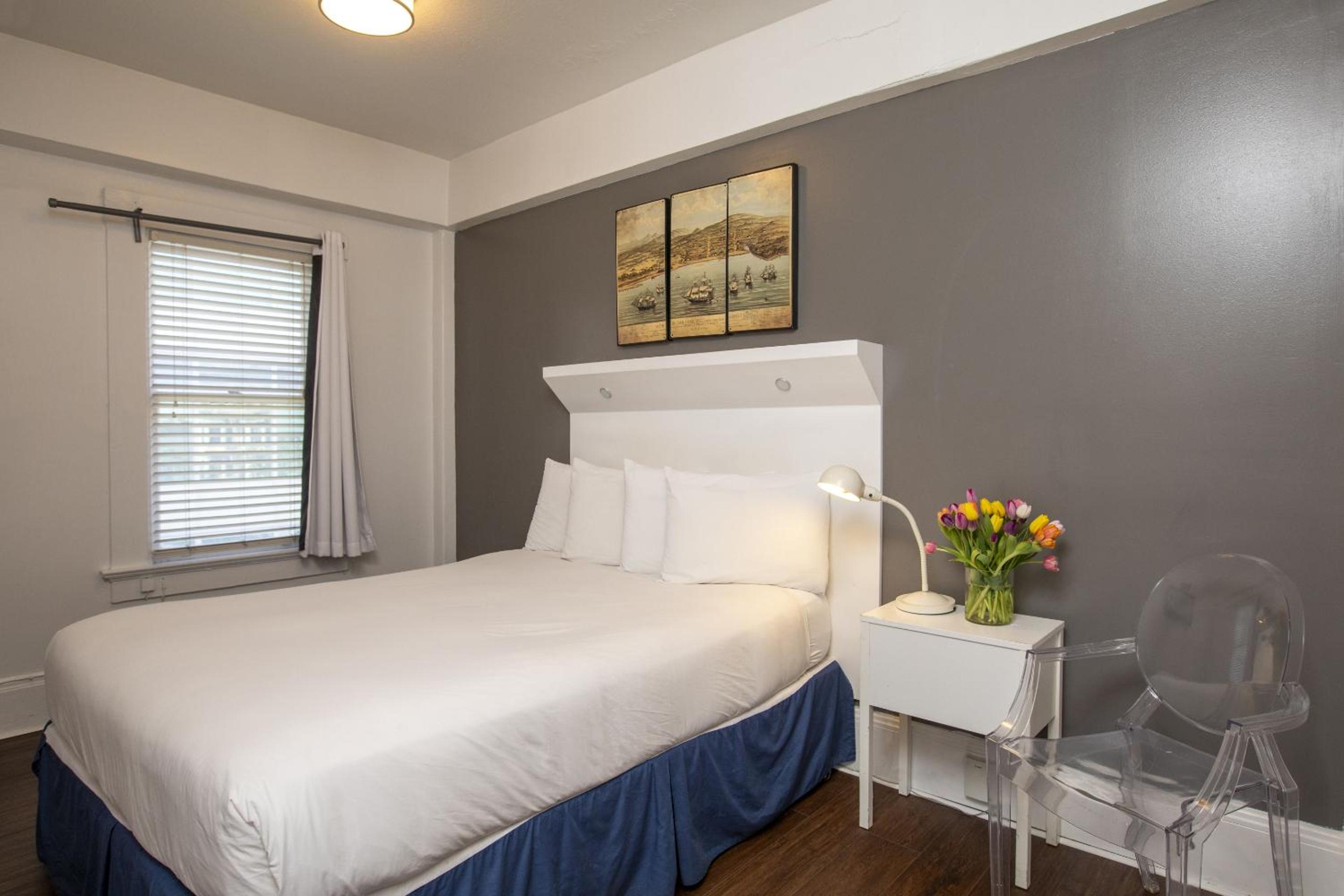 Standard Queen Room - Photo 9