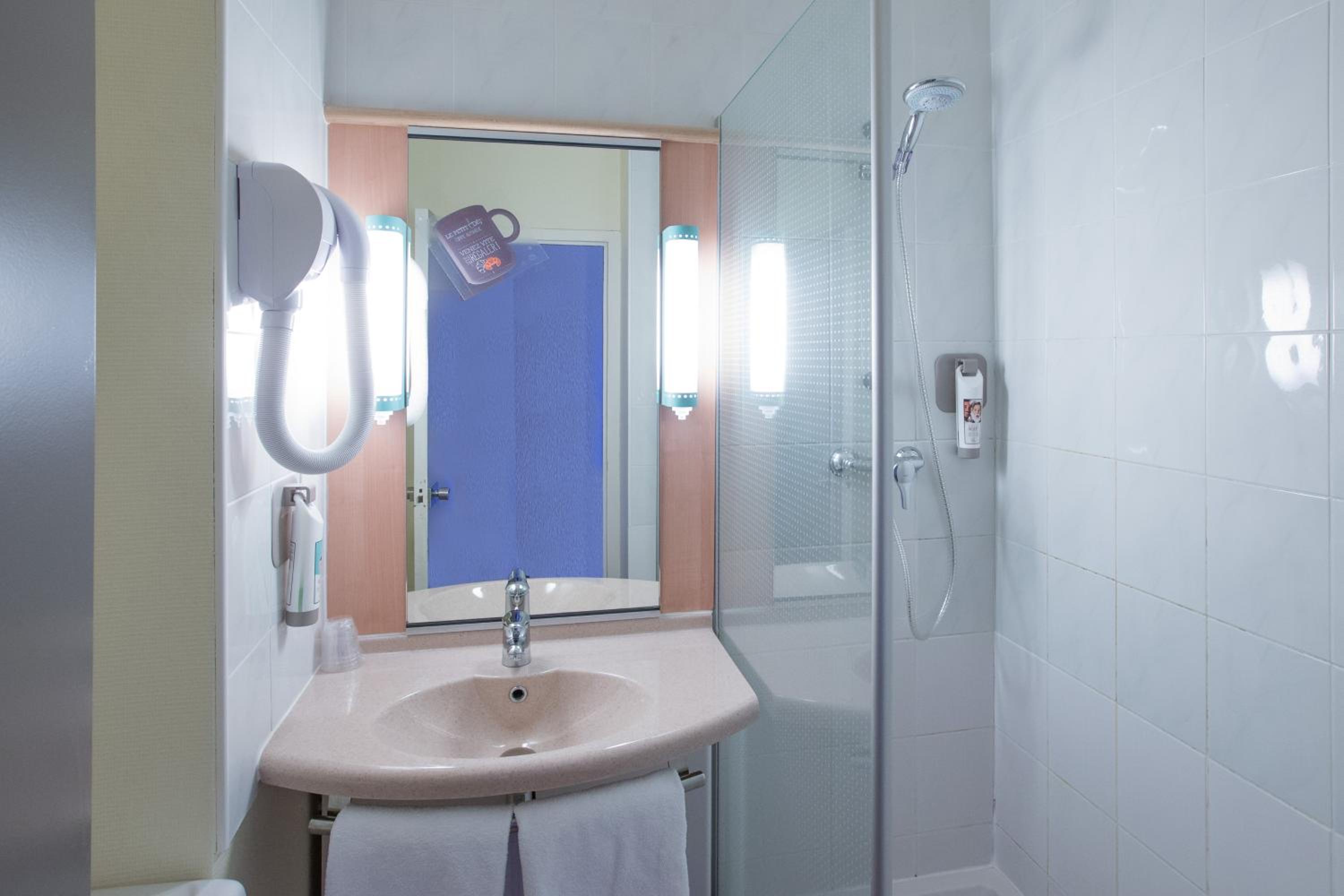 Standard Double Room - Photo 3