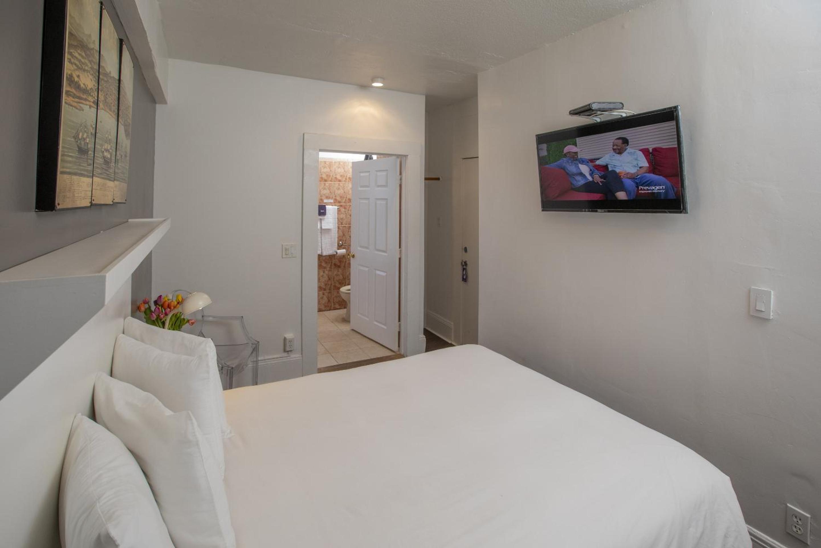 Standard Queen Room - Photo 11