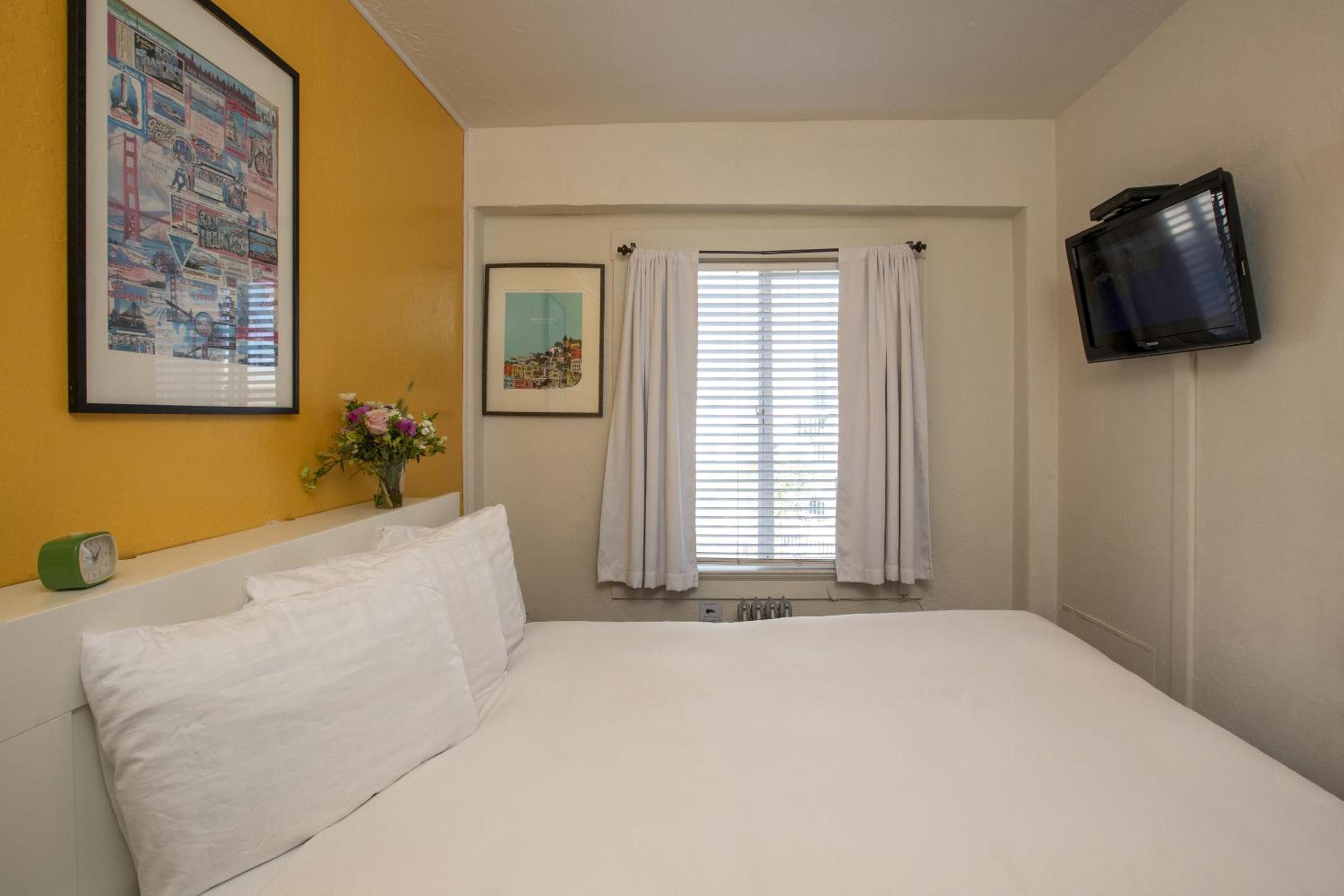 Queen Room - Photo 27